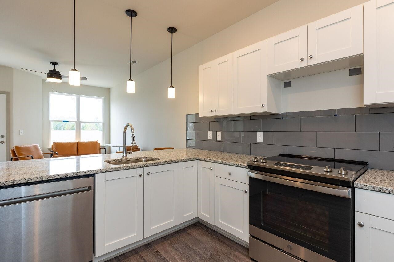 2204 Gathering Square Court Property Photo 7