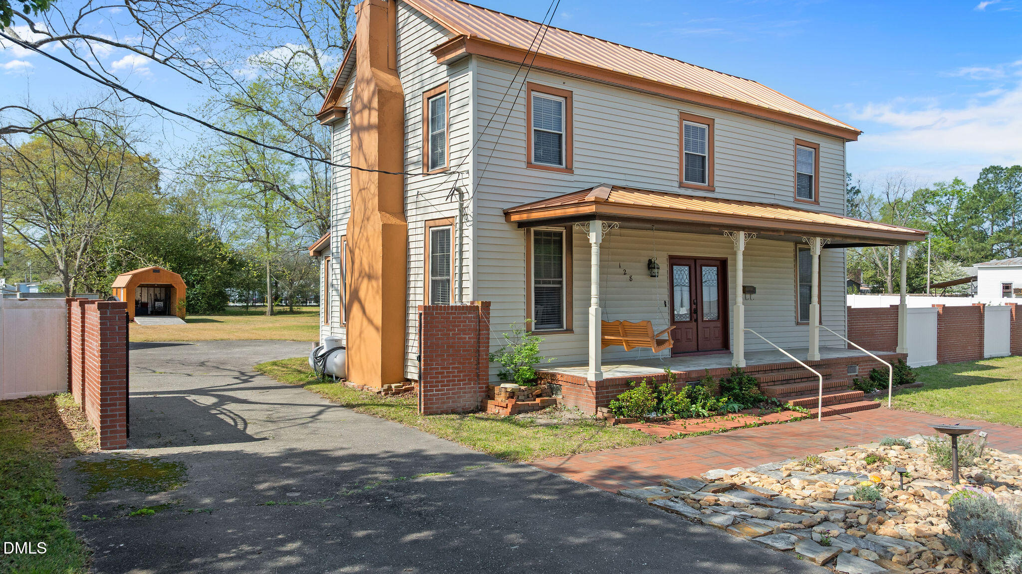 128 E Railroad Street Property Photo 1