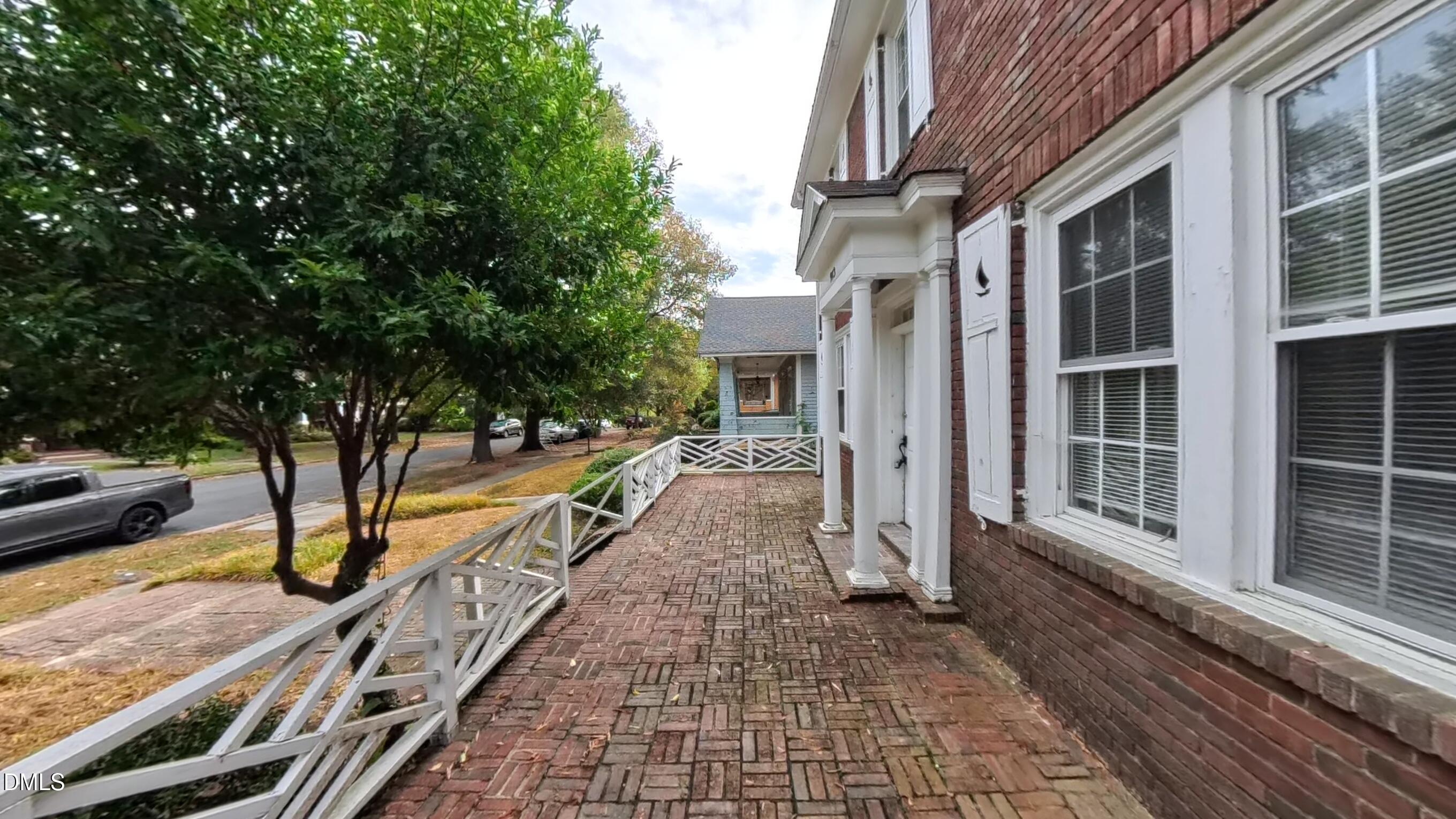 913 Dacian Avenue Property Photo 3