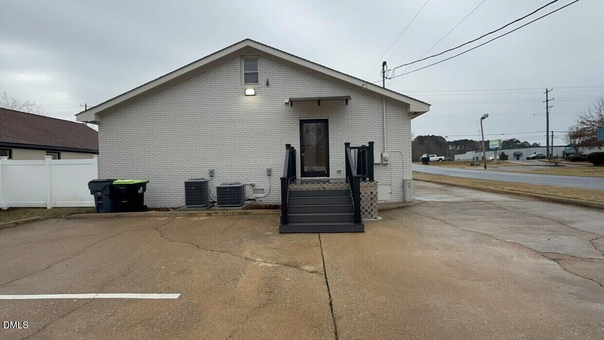 925 N Brightleaf Boulevard Property Photo 2