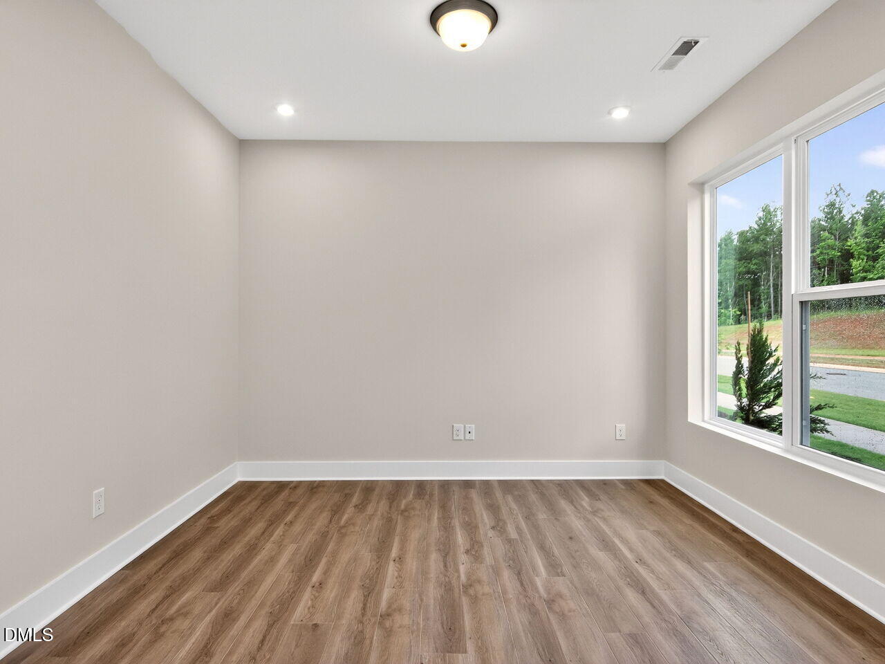 396 North Village Parkway Property Photo 6