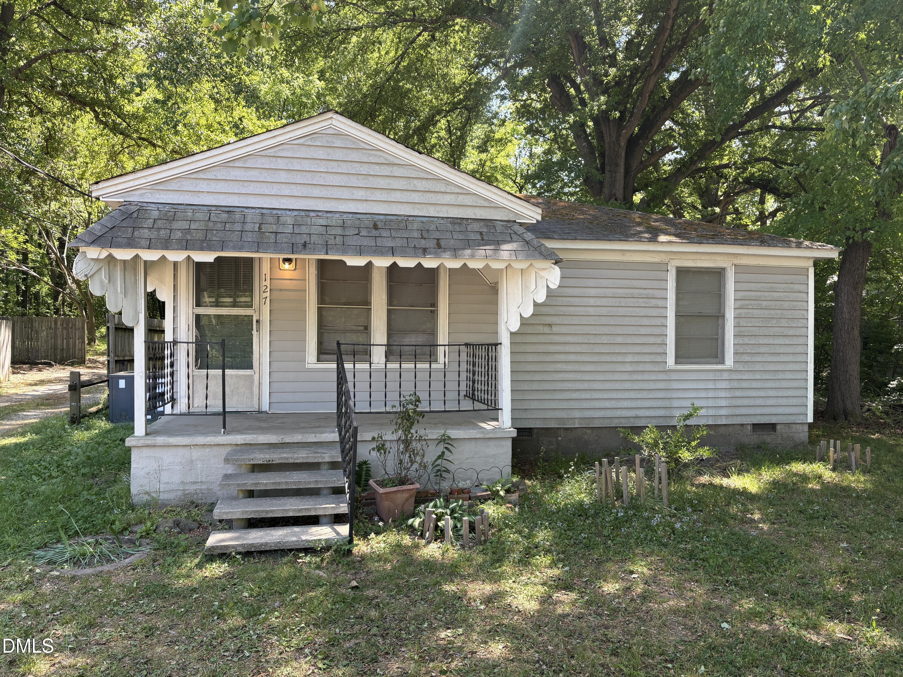 127 E End Avenue Property Photo 1