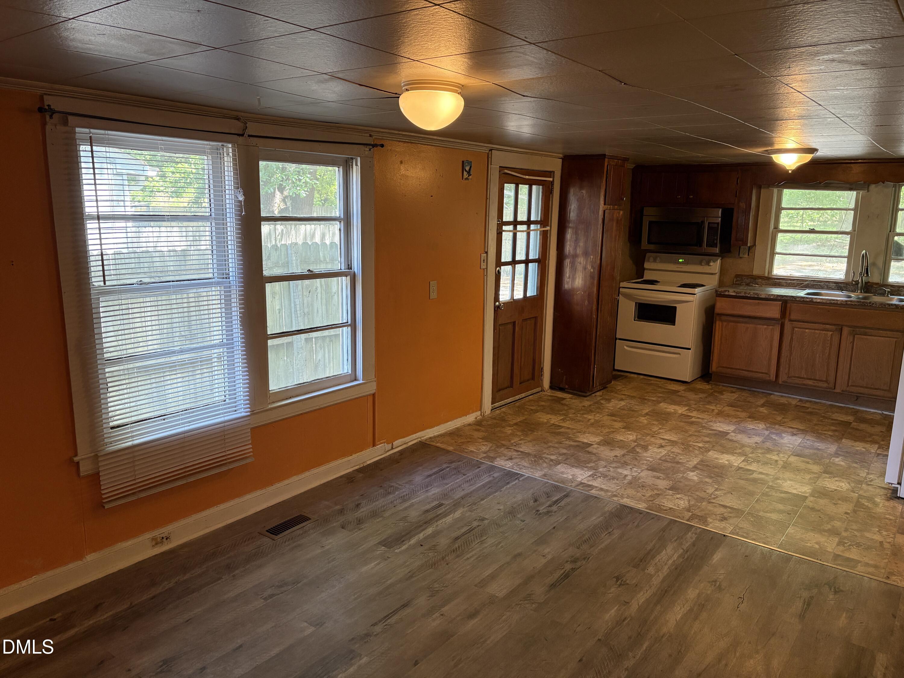 127 E End Avenue Property Photo 6