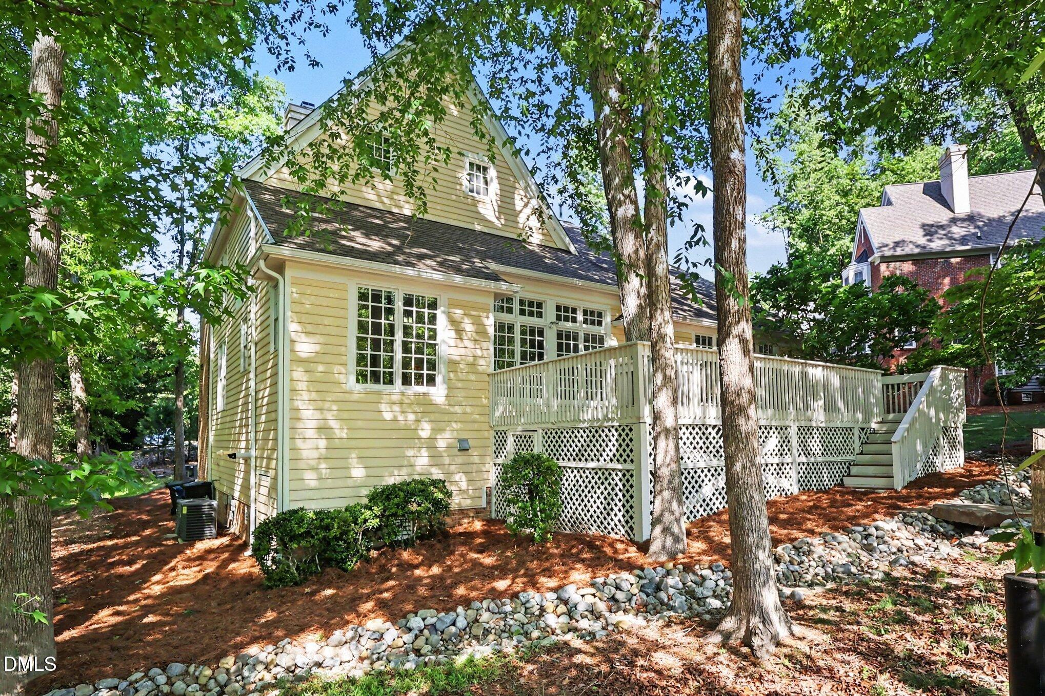 1224 E Pointe Drive Property Photo 2