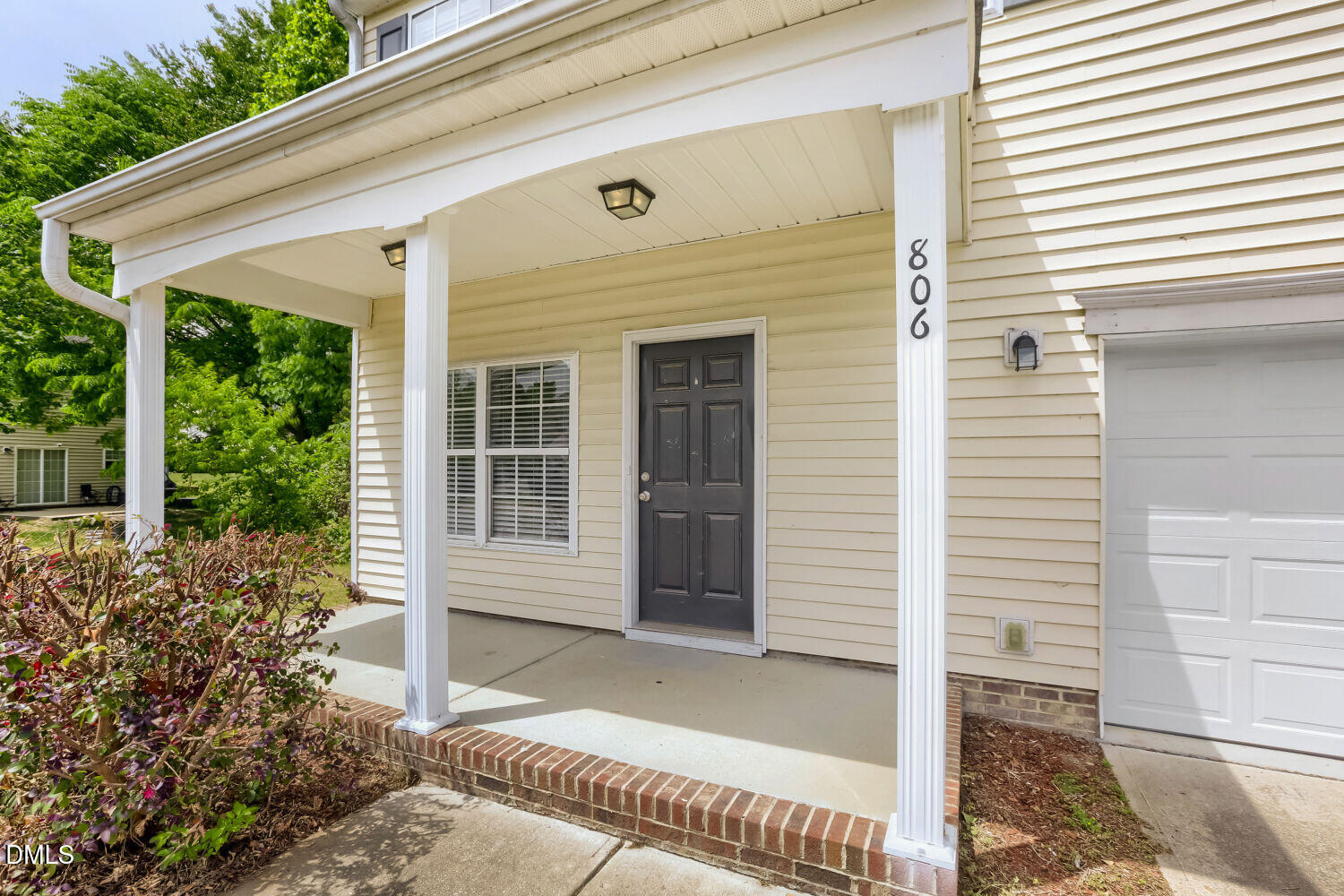 806 Laurens Way Property Photo 3