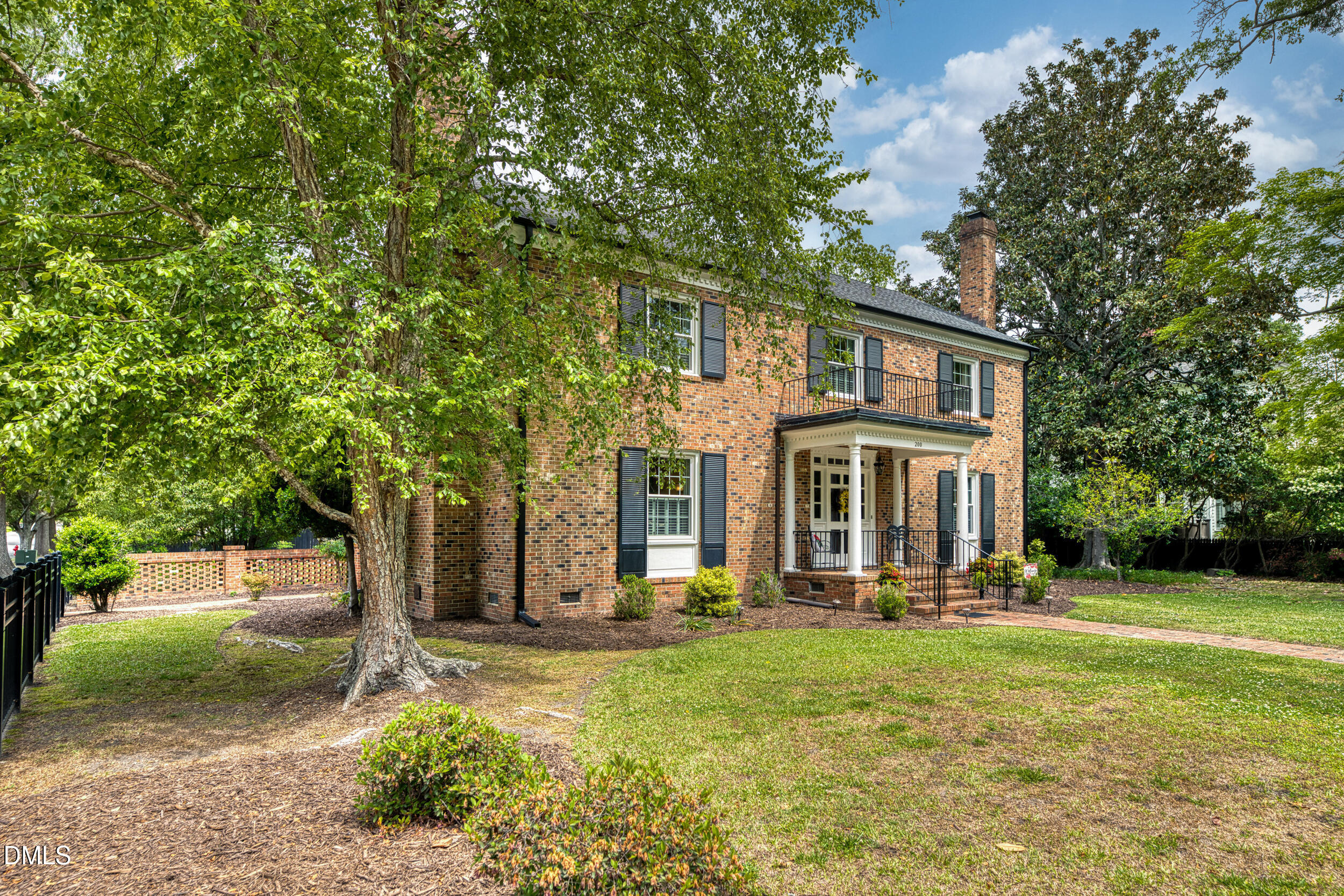 200 E Park Avenue Property Photo 1