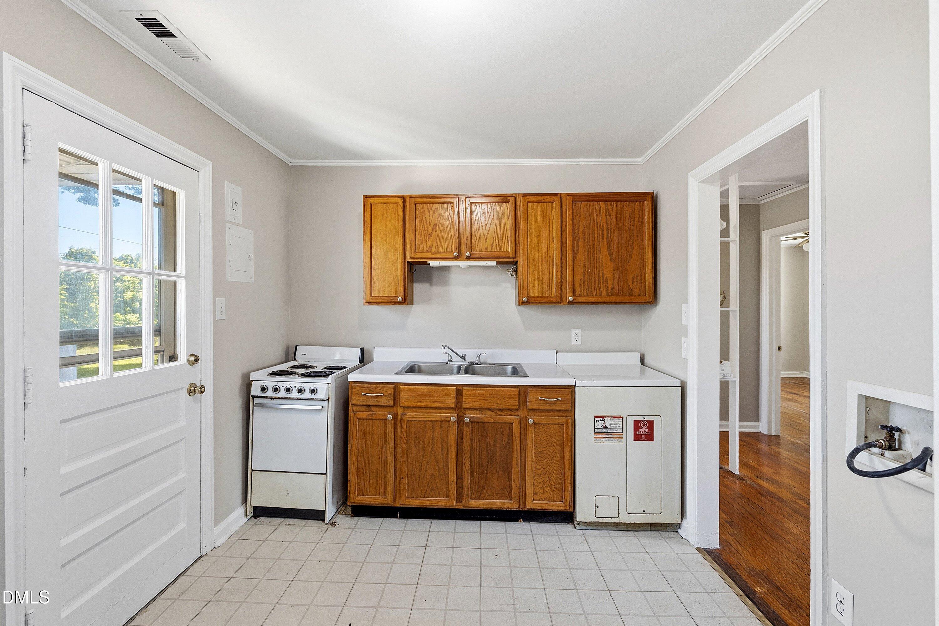 2324 Bernard Street Property Photo 11