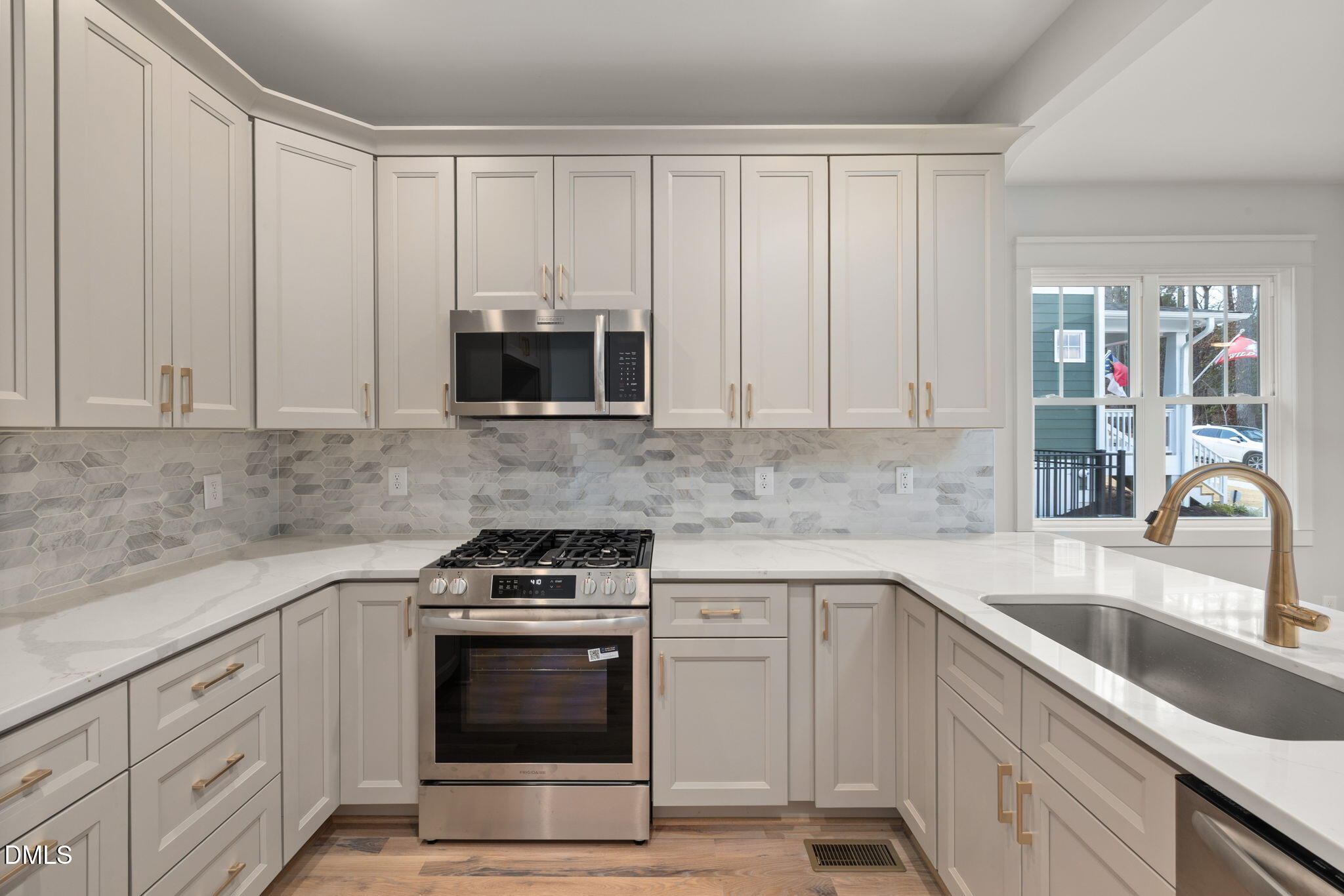 596 Hemlock Avenue Property Photo 4