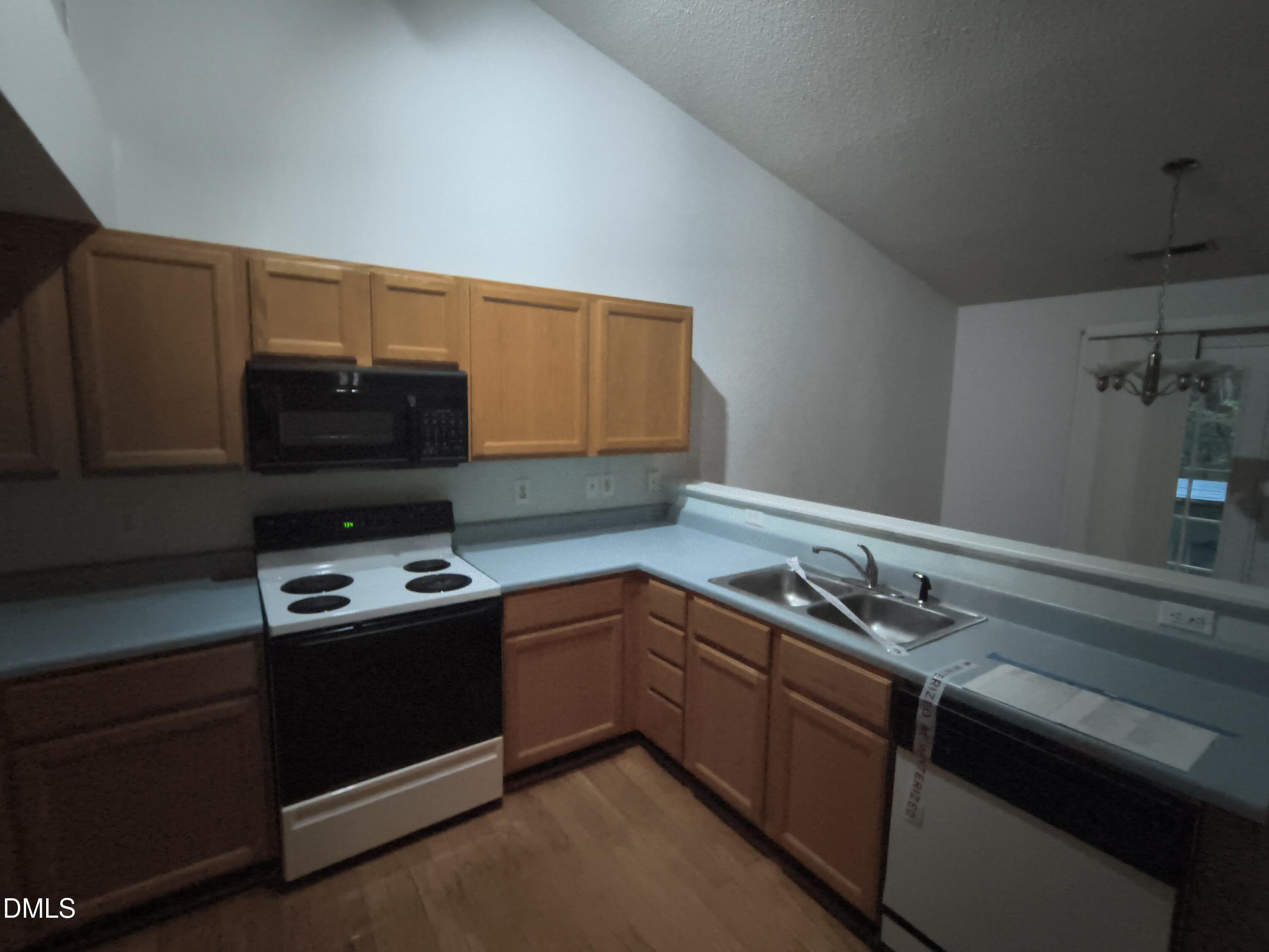 9 Crystal Oaks Court Property Photo 7