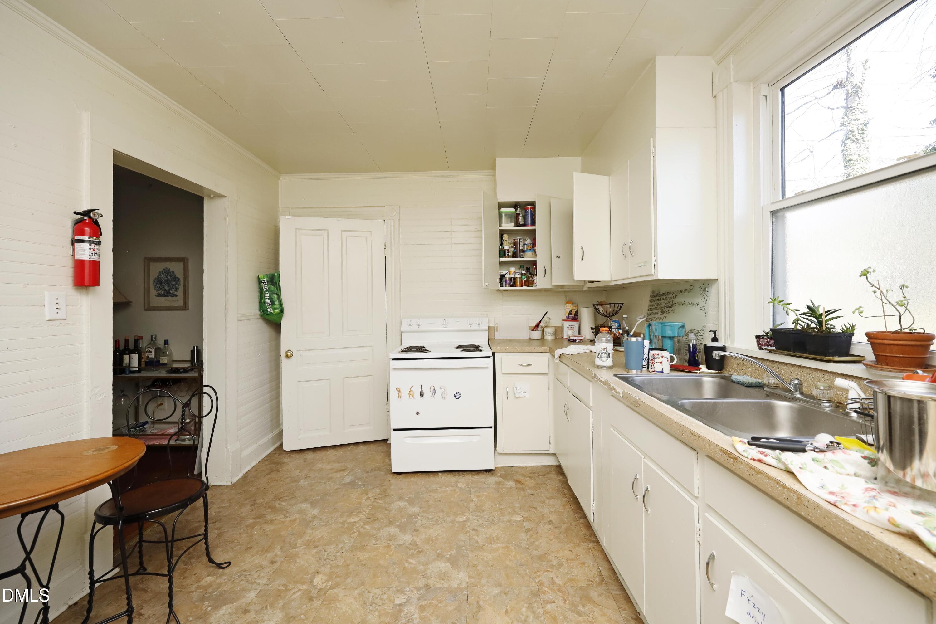 822 Clarendon Street Property Photo 4
