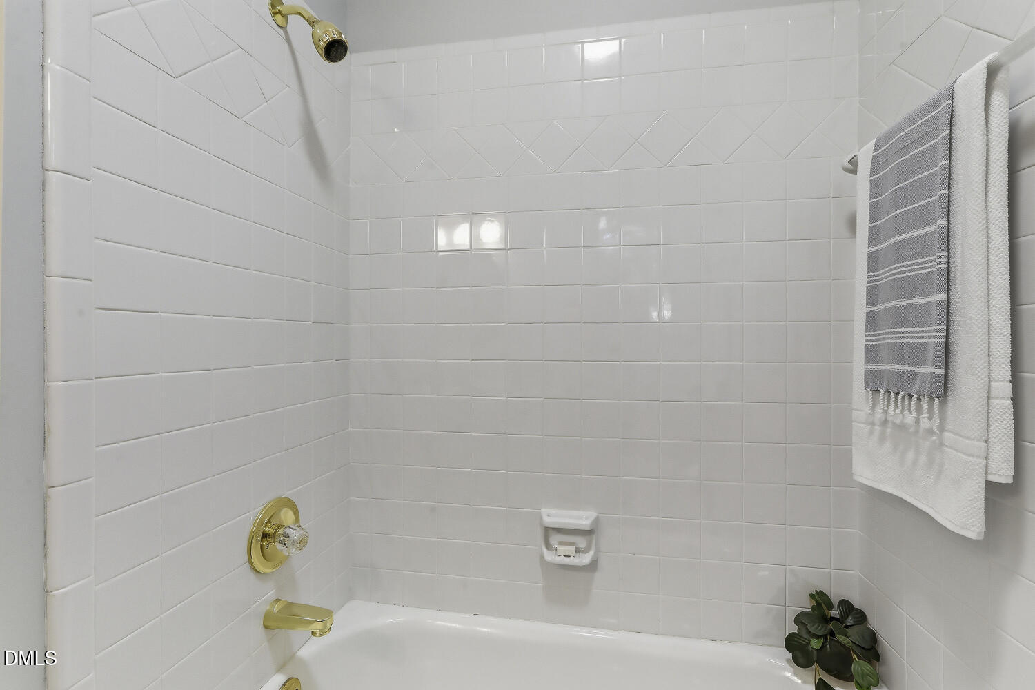 429 Grosvenor Drive Property Photo 52