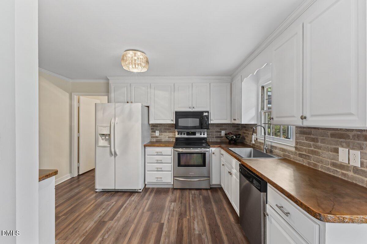 8501 Shadow Wood Place Property Photo 8