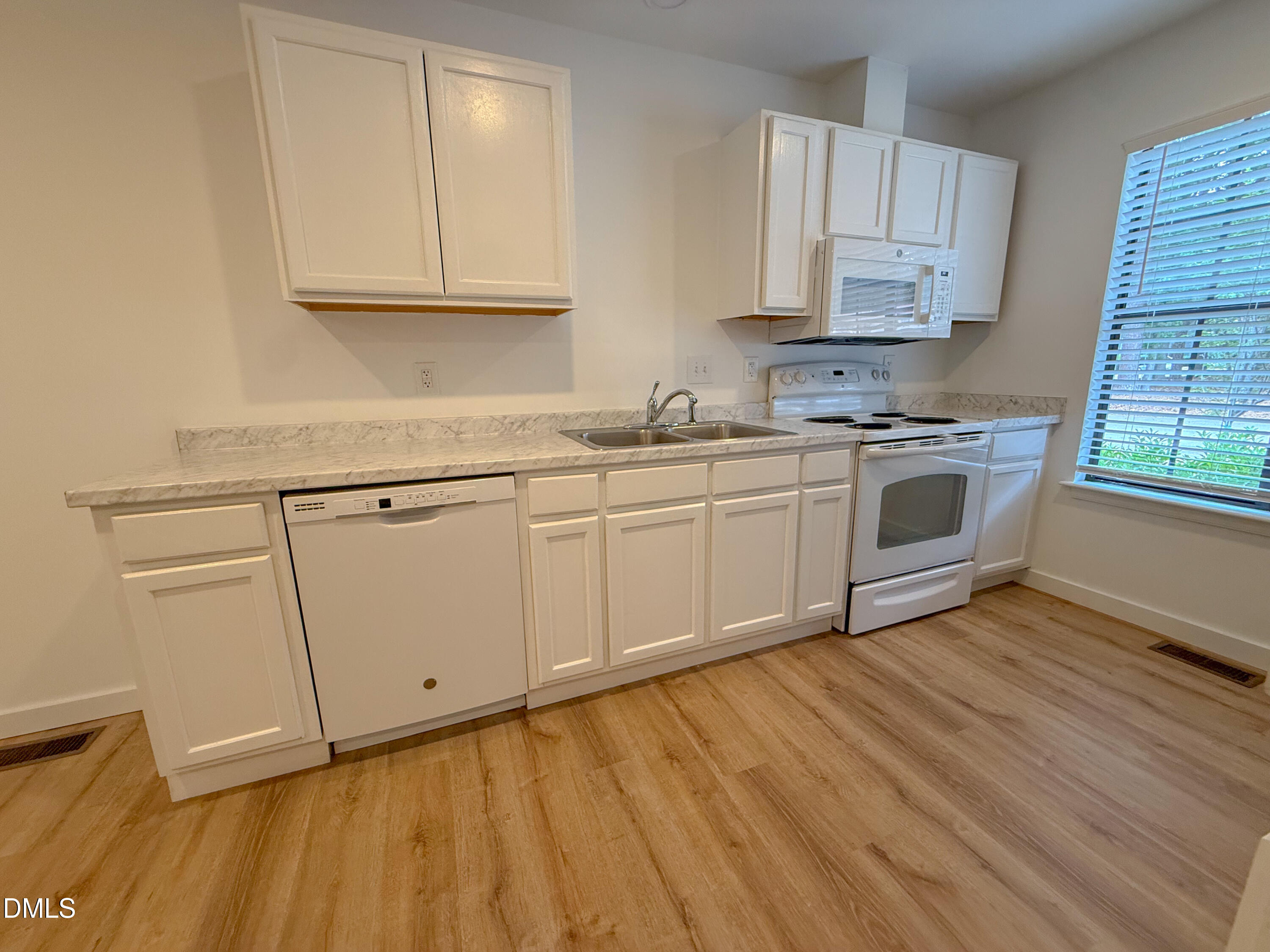 4247 The Oaks Drive Property Photo 8