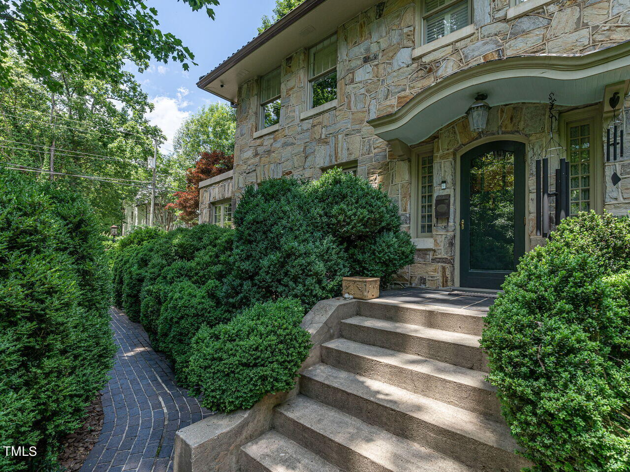 2501 Kenmore Drive Property Photo 2