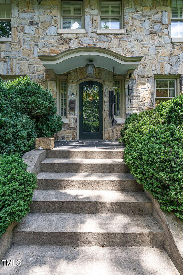 2501 Kenmore Drive Property Photo 3