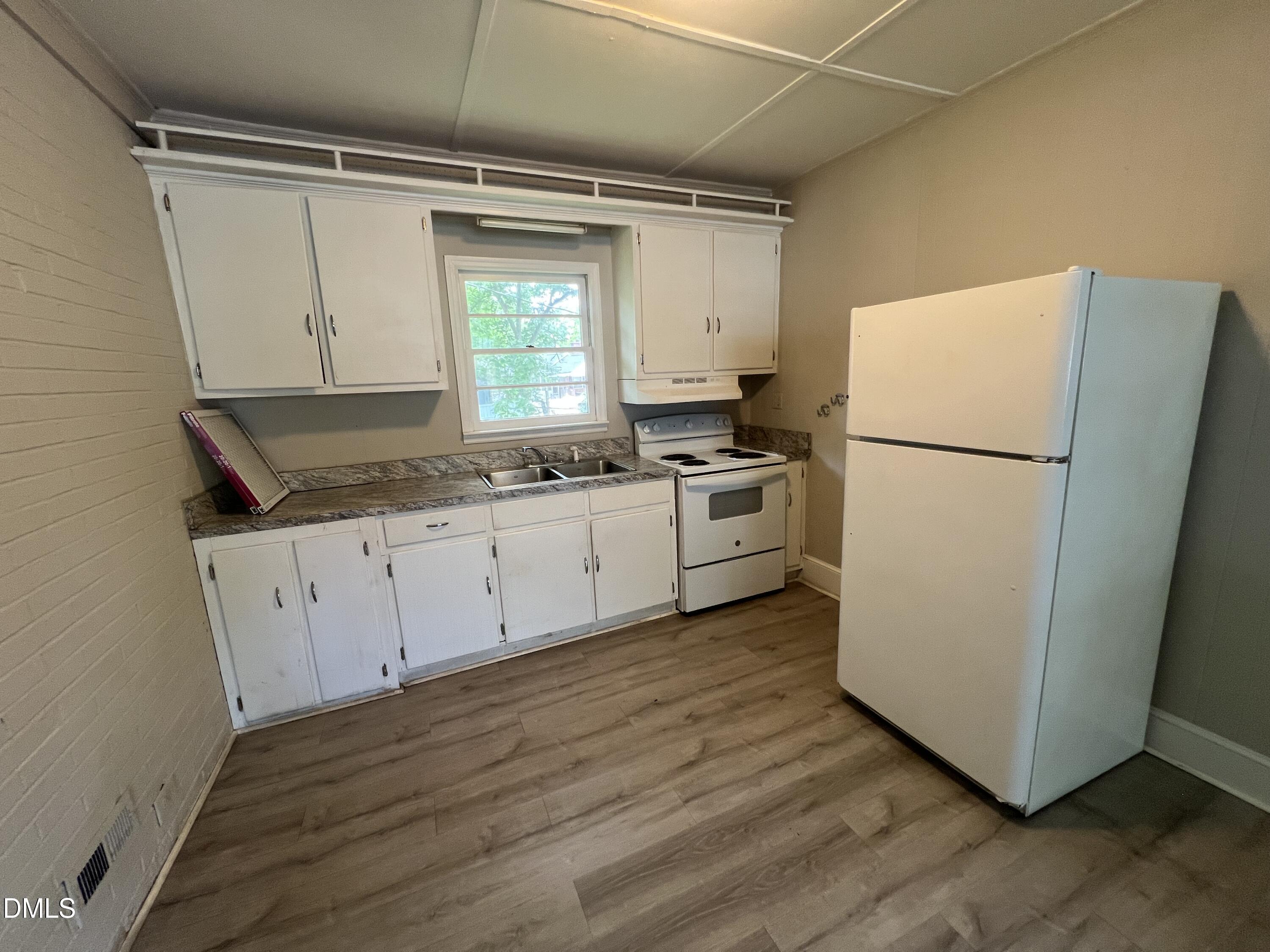 102 1/2 Ford Circle Property Photo 3