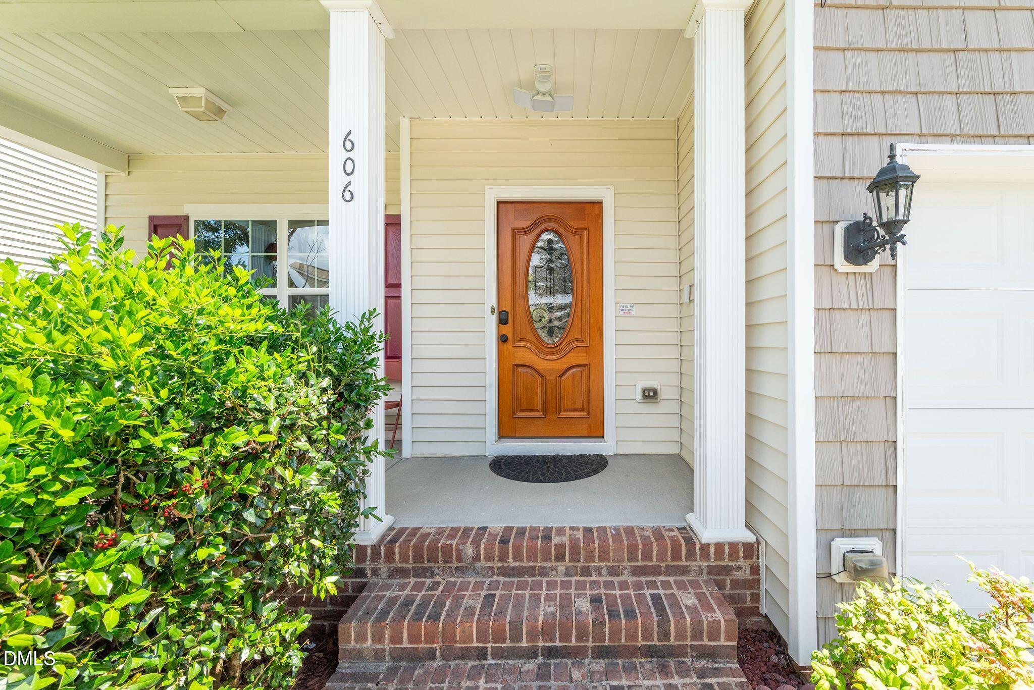 606 Crosstie Street Property Photo 3