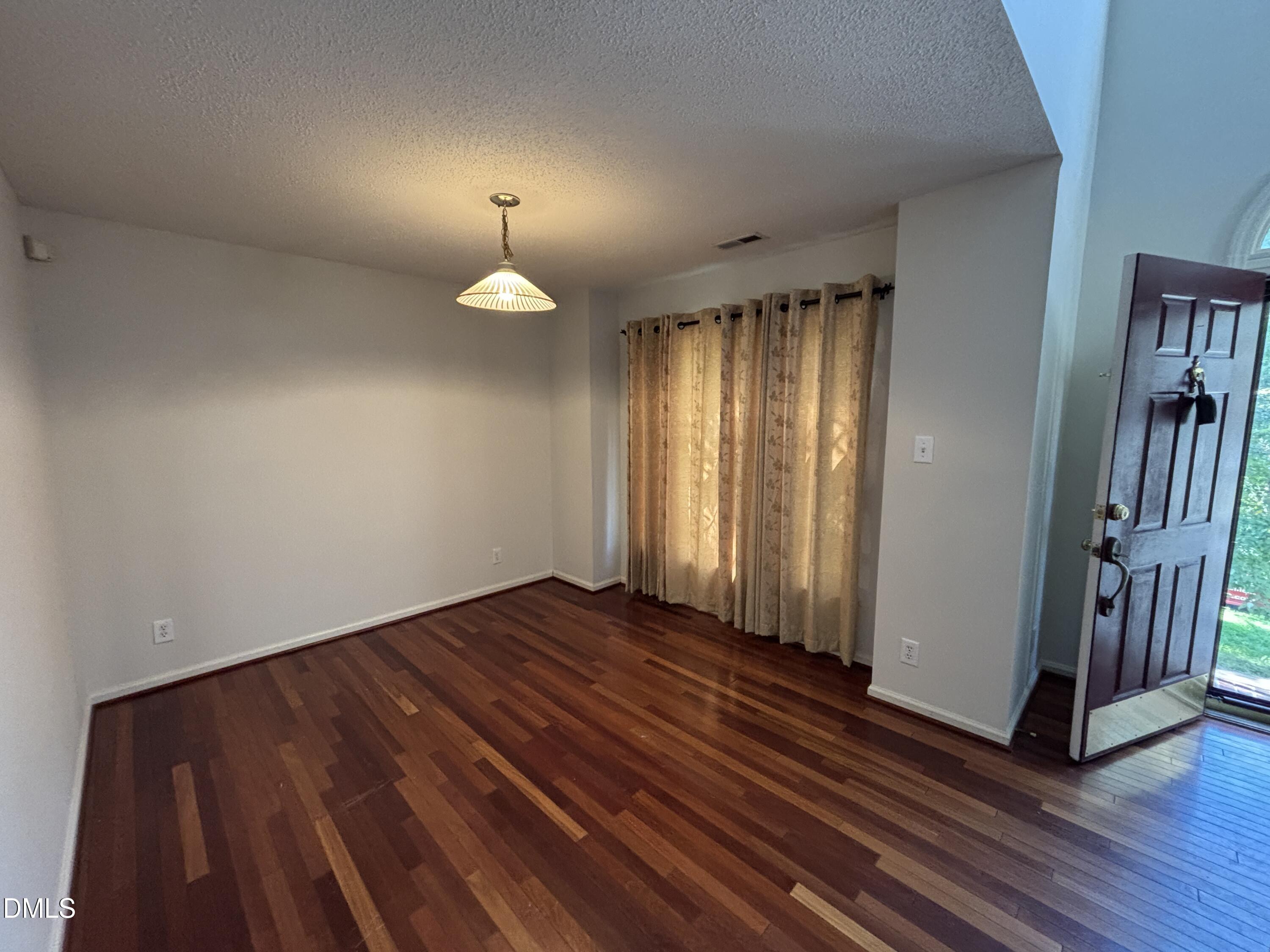 12 Bridgeport Drive Property Photo 3