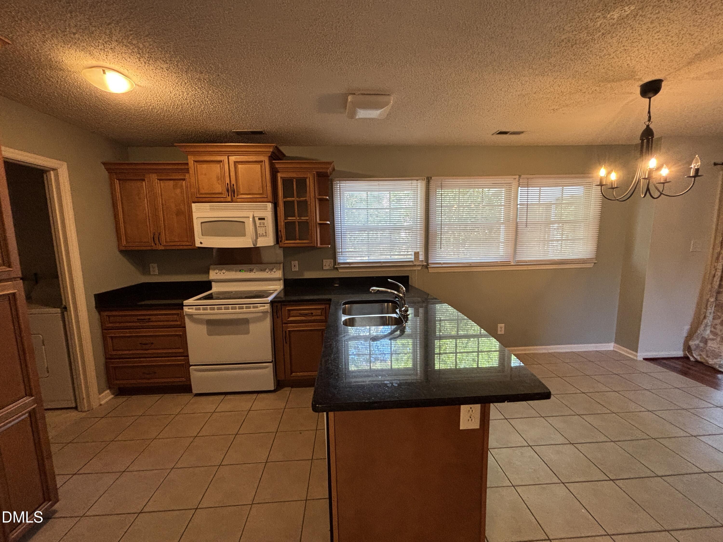 12 Bridgeport Drive Property Photo 9