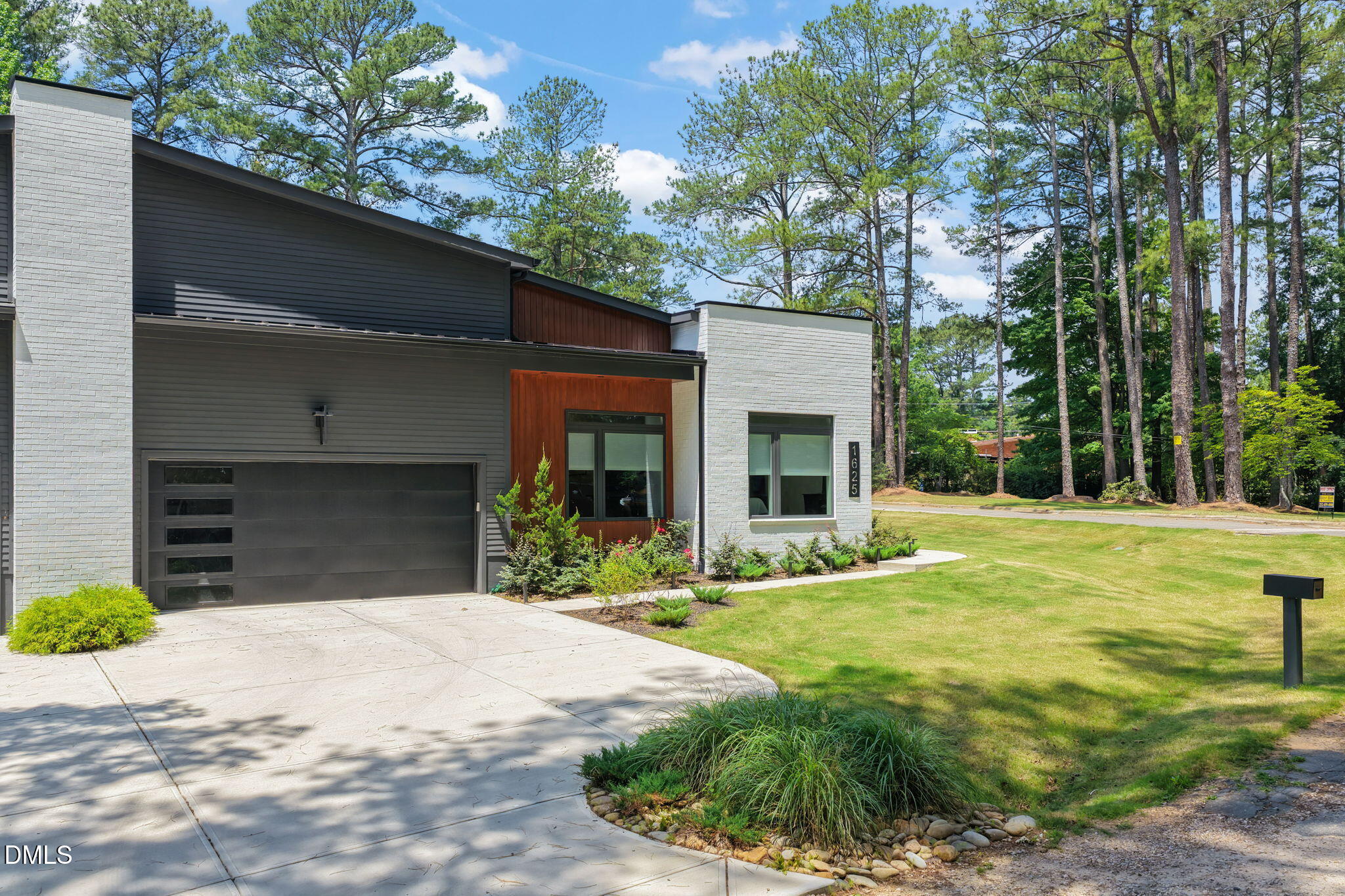 1625 Bruce Circle Property Photo 1