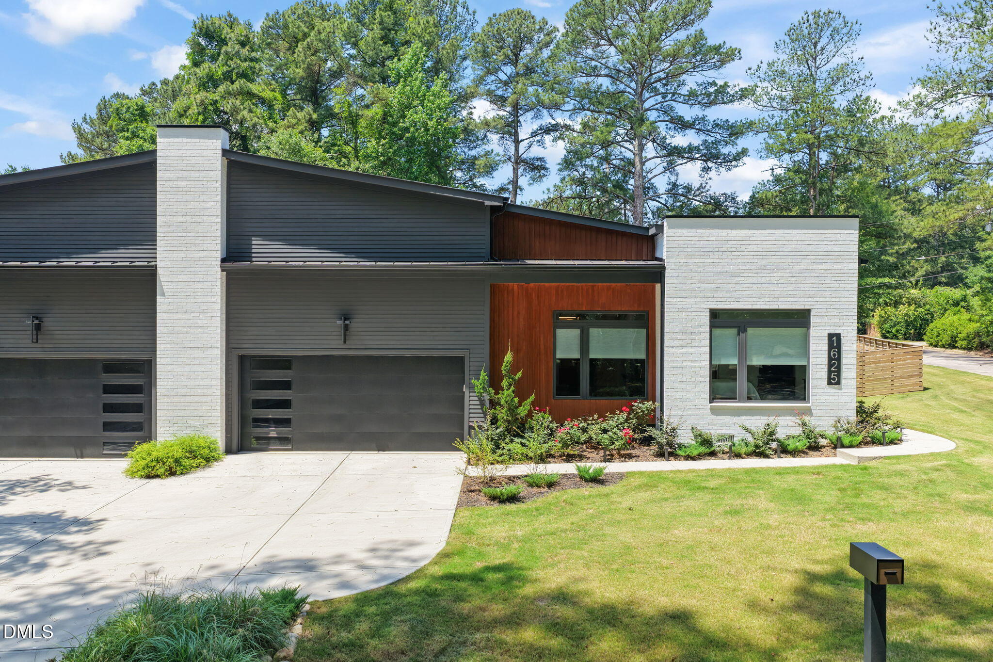 1625 Bruce Circle Property Photo 2