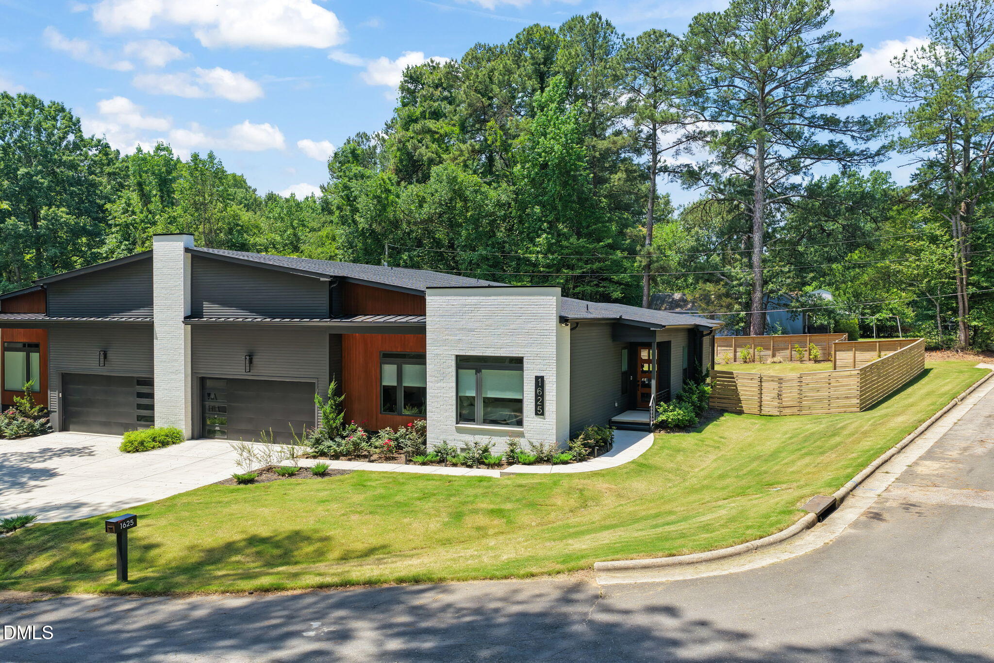 1625 Bruce Circle Property Photo 3
