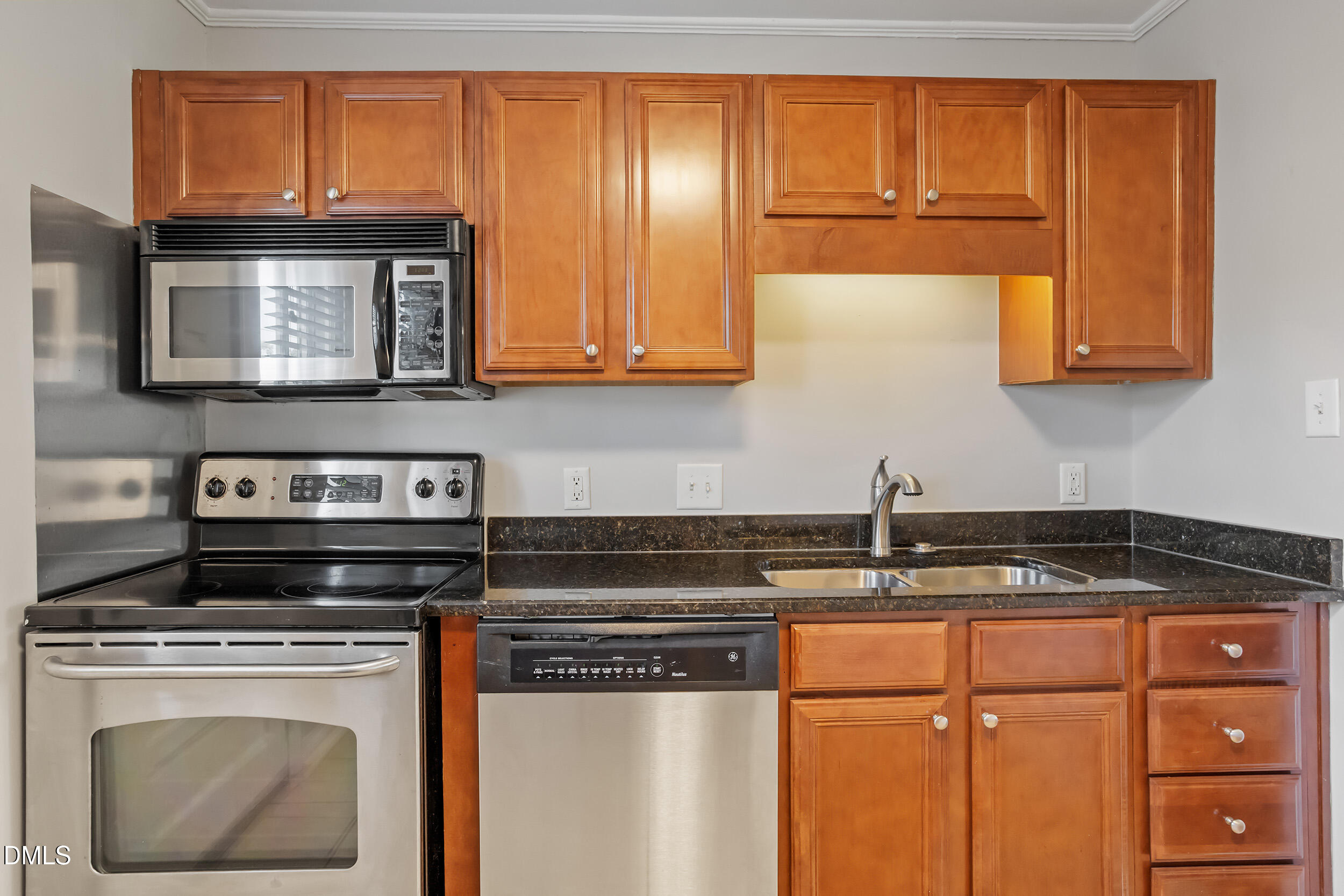 2320 Bernard Street Property Photo 12