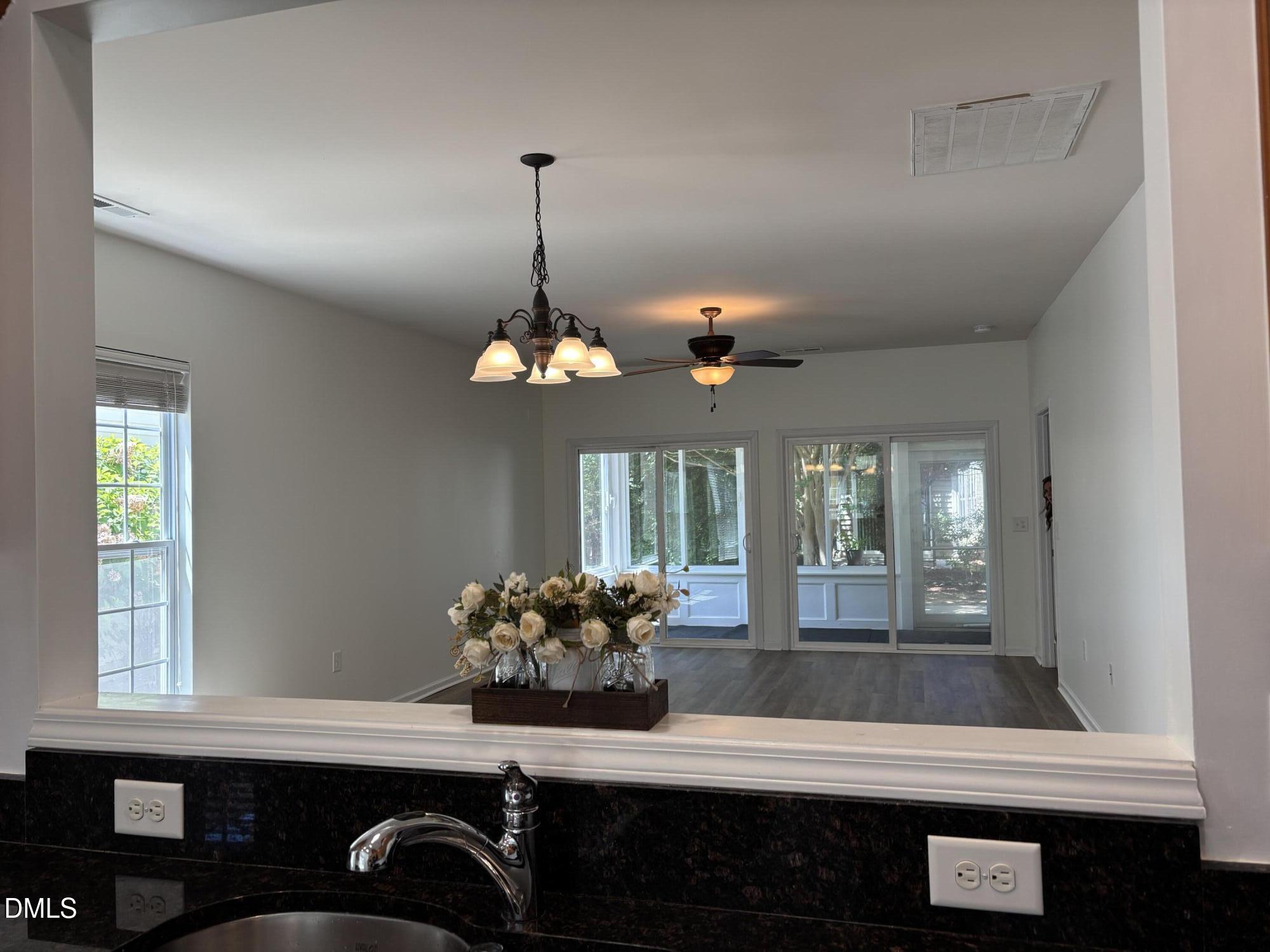 542 Tomkins Loop Property Photo 6