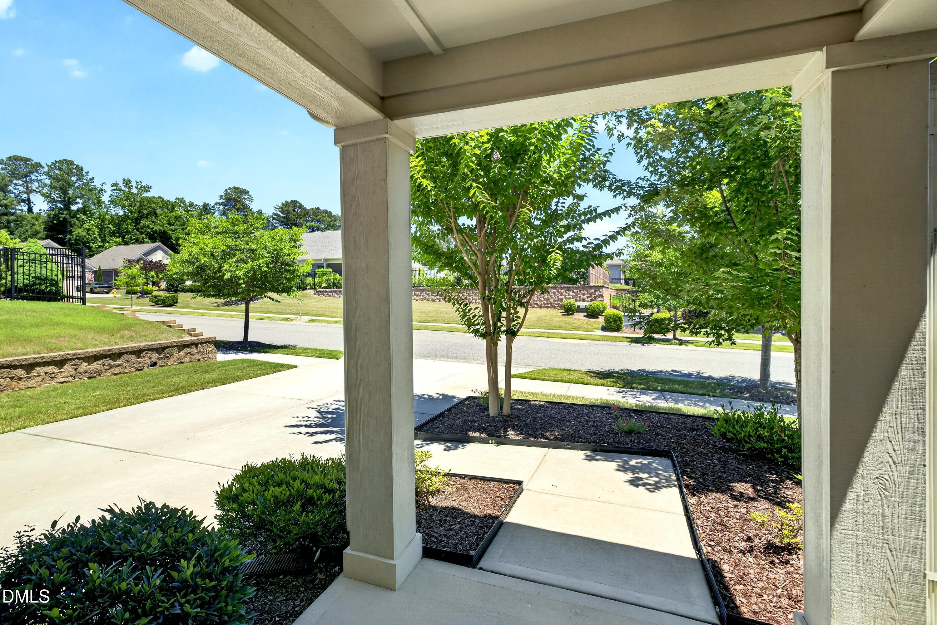 1512 Fountainview Drive Property Photo 3