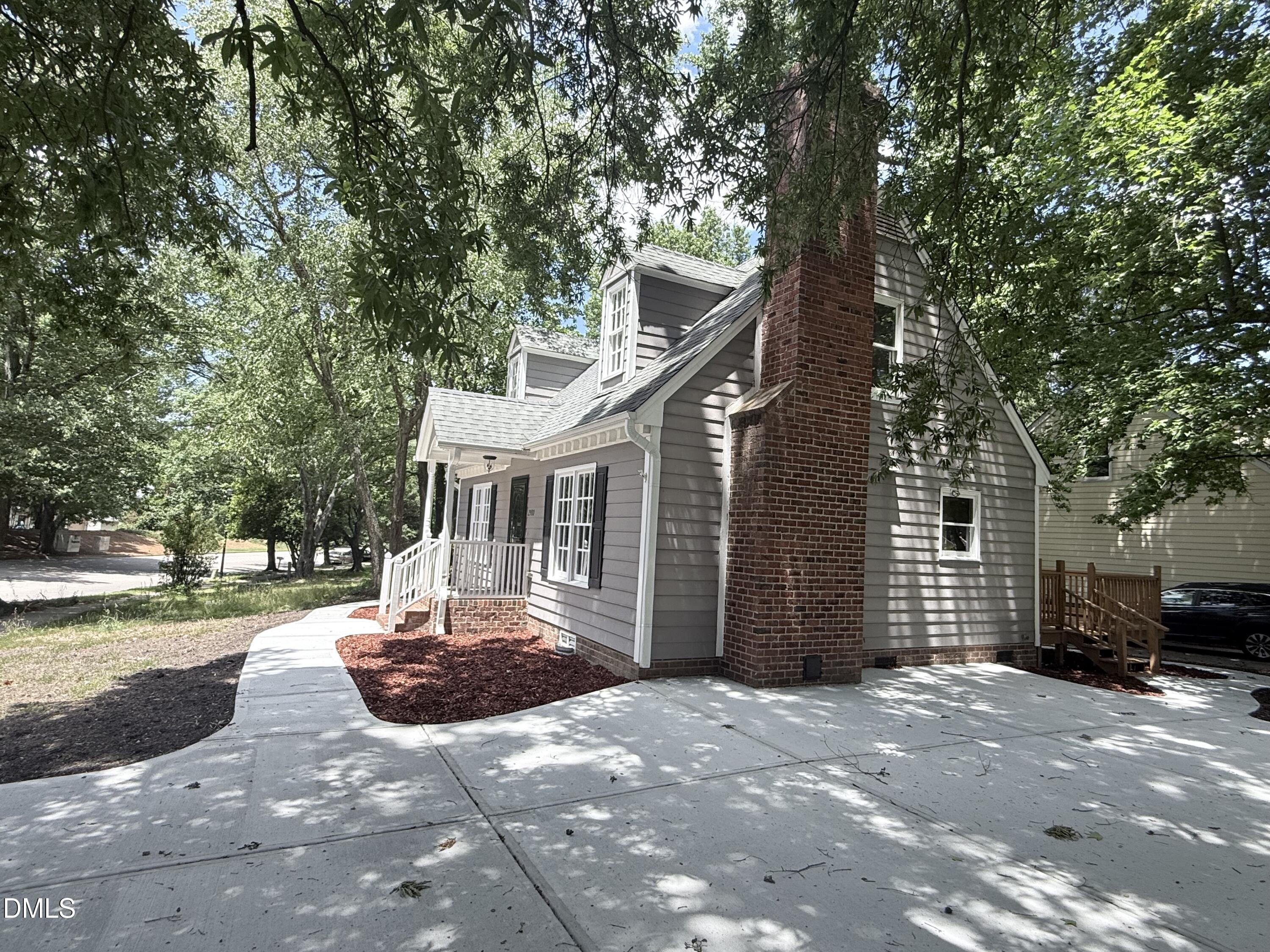 2900 Broadlands Drive Property Photo 4