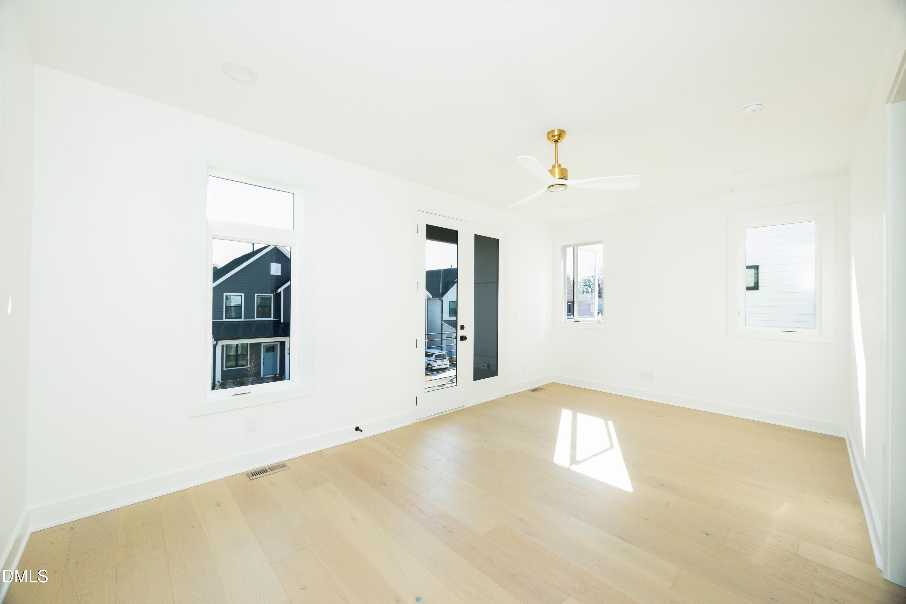 221 Woodsborough Place Property Photo 34