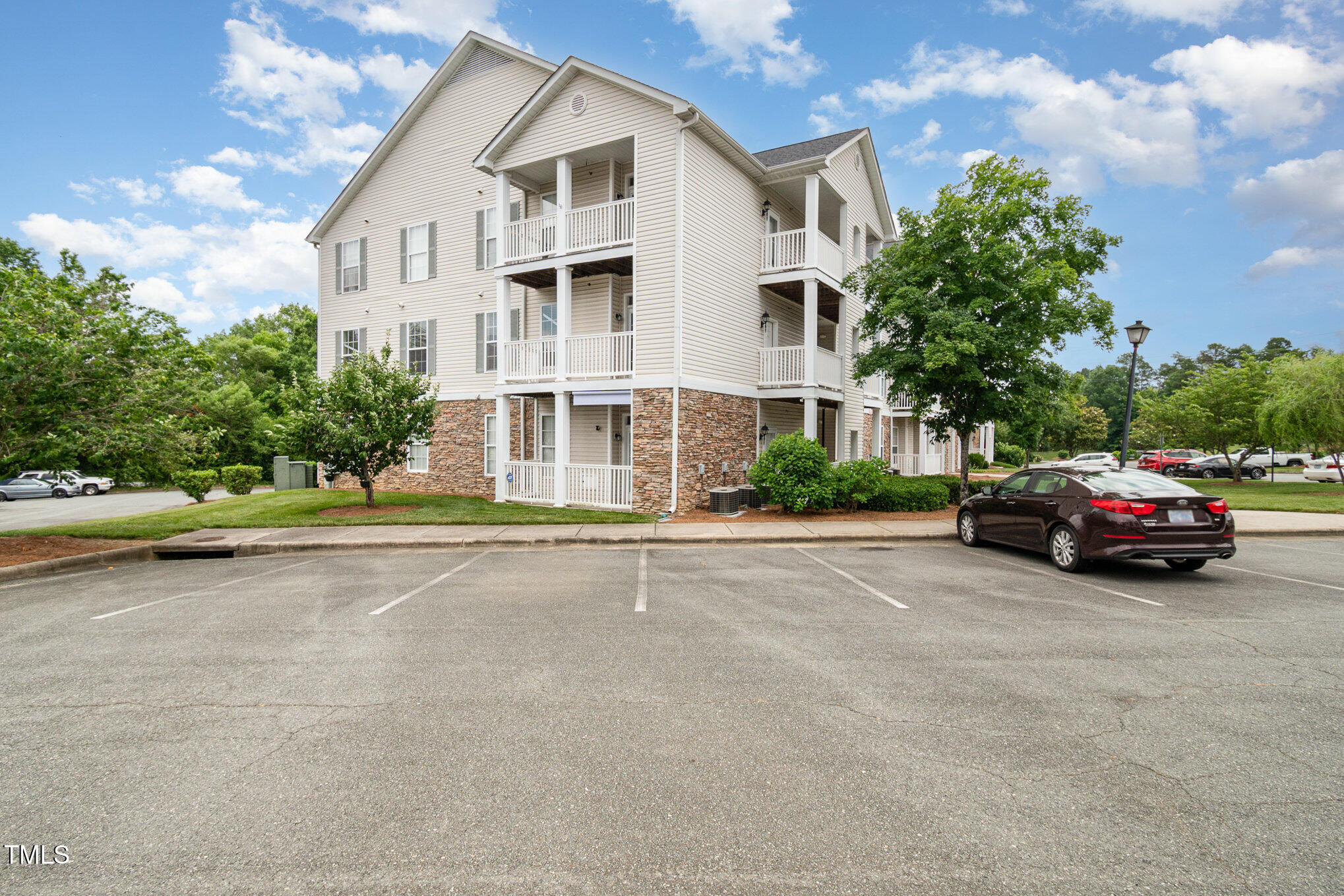 3009 Winston Drive Apt 90 Property Photo 1