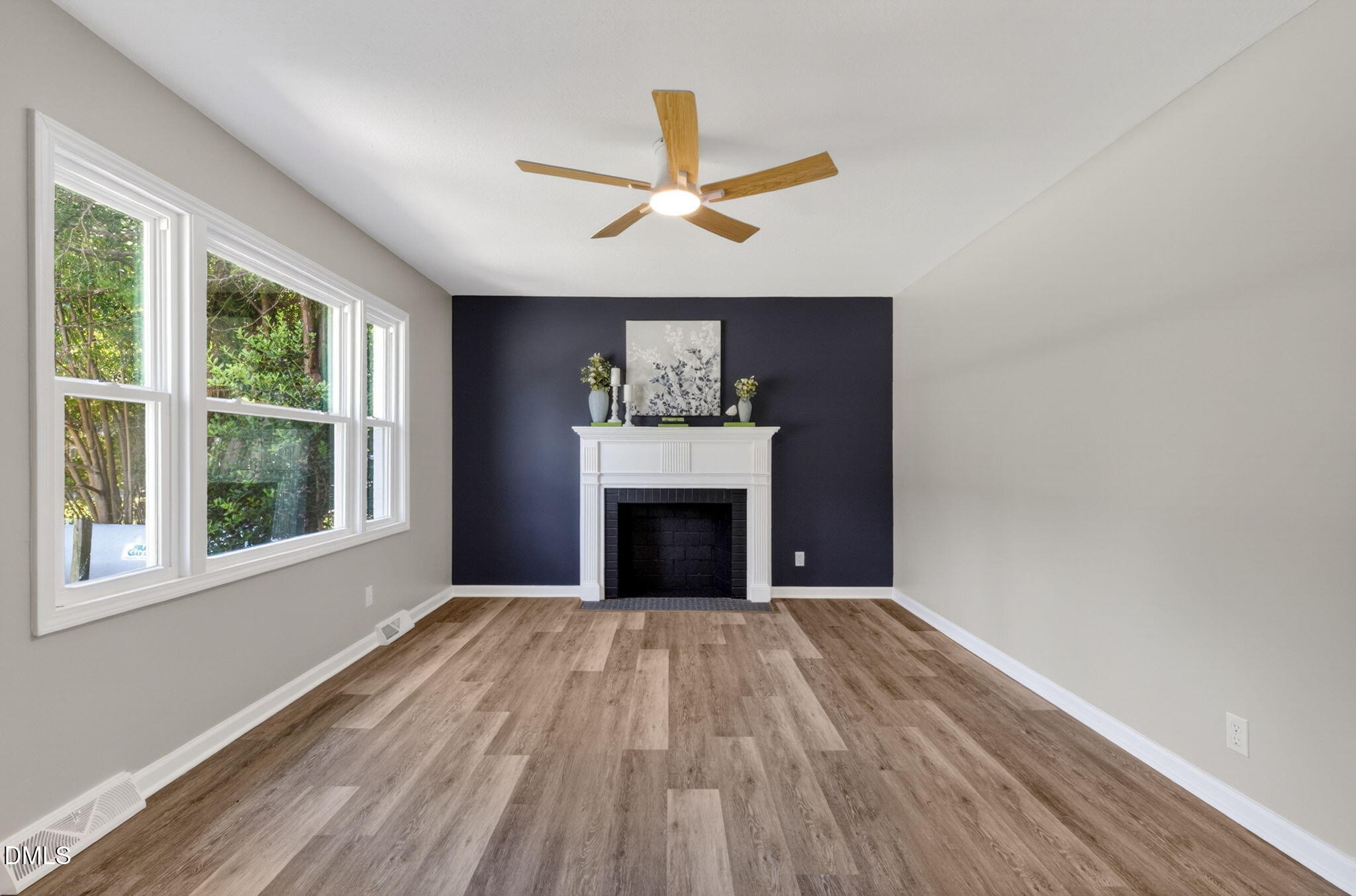 210 E Crestview Drive Property Photo 2