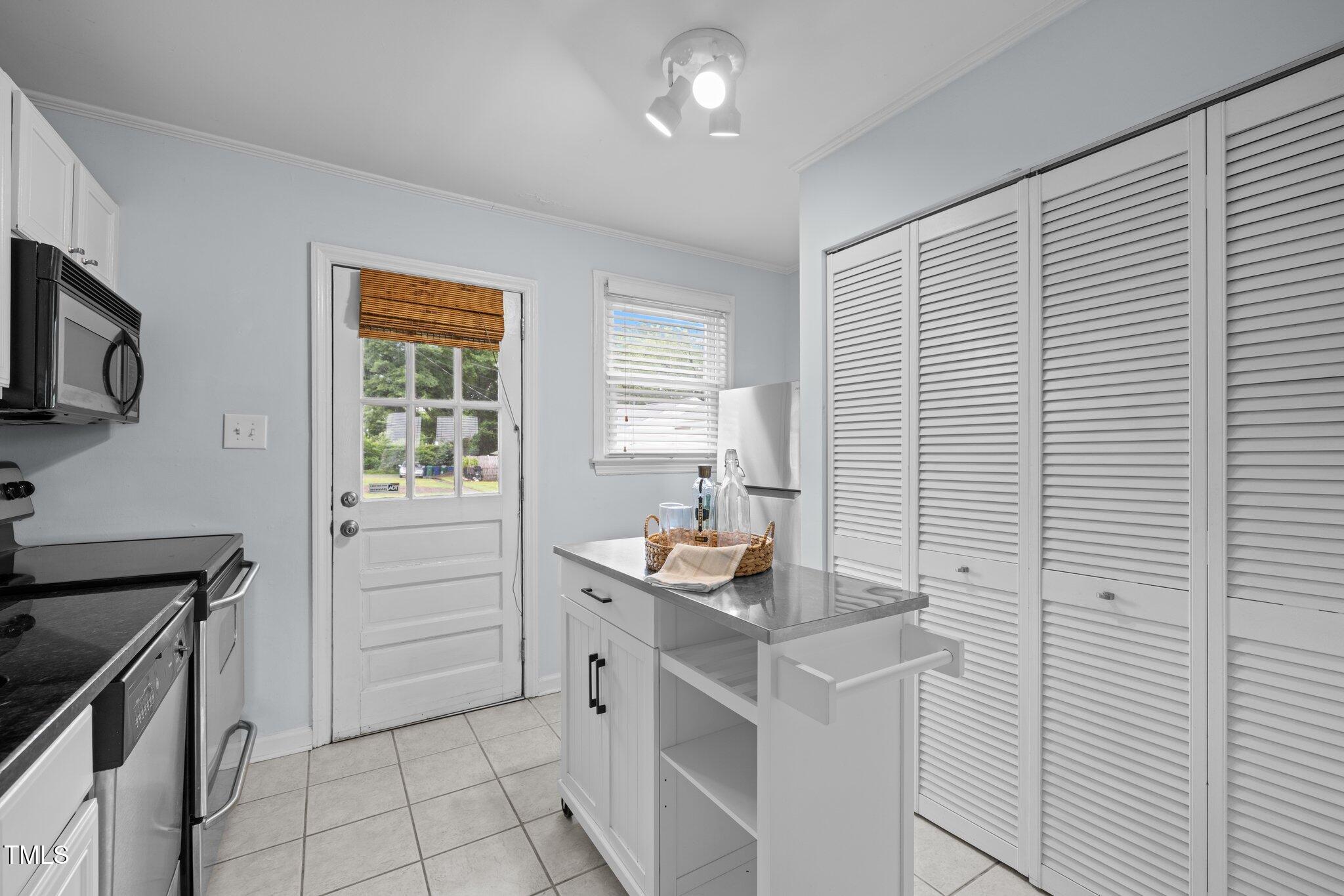 2331 Bernard Street Property Photo 9