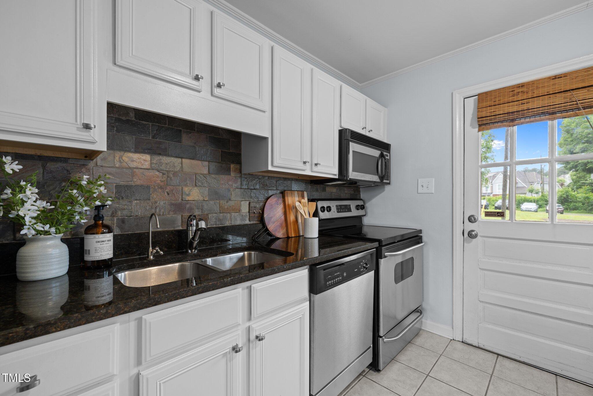 2331 Bernard Street Property Photo 11