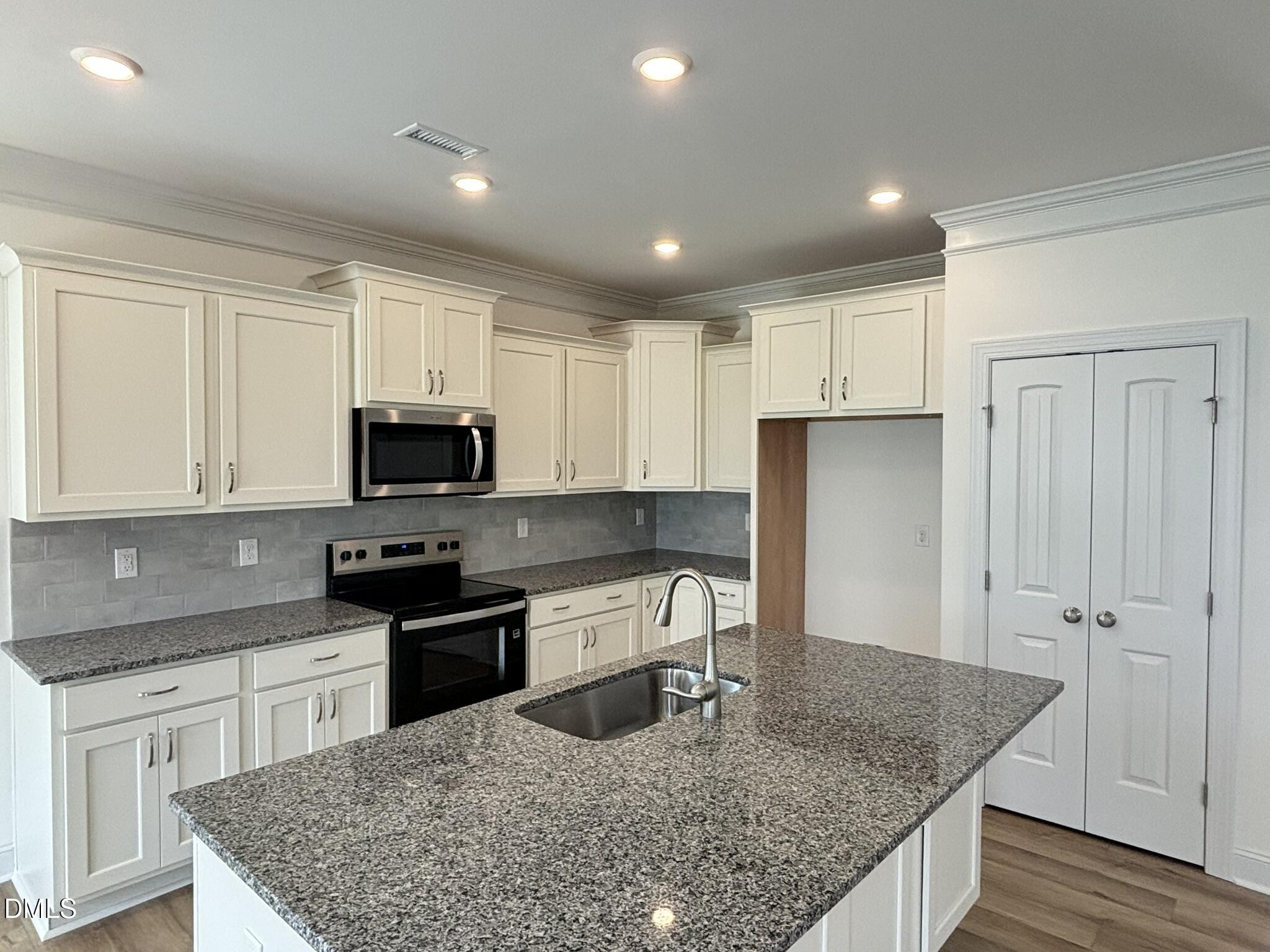 142 Steppe Way Property Photo 6