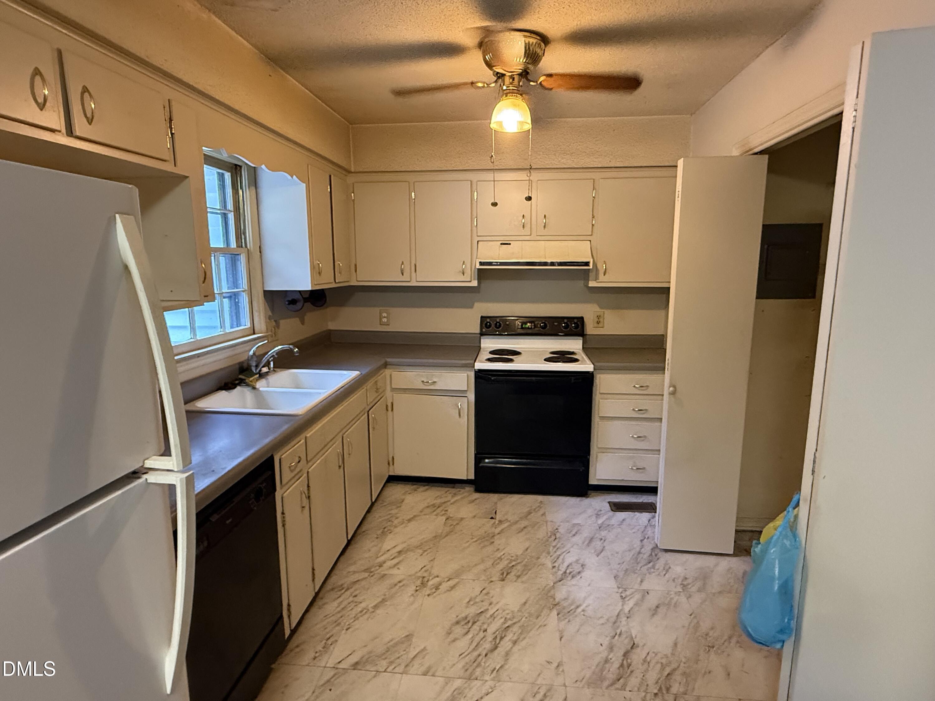 302 N Gaylee Lake Drive Property Photo 4