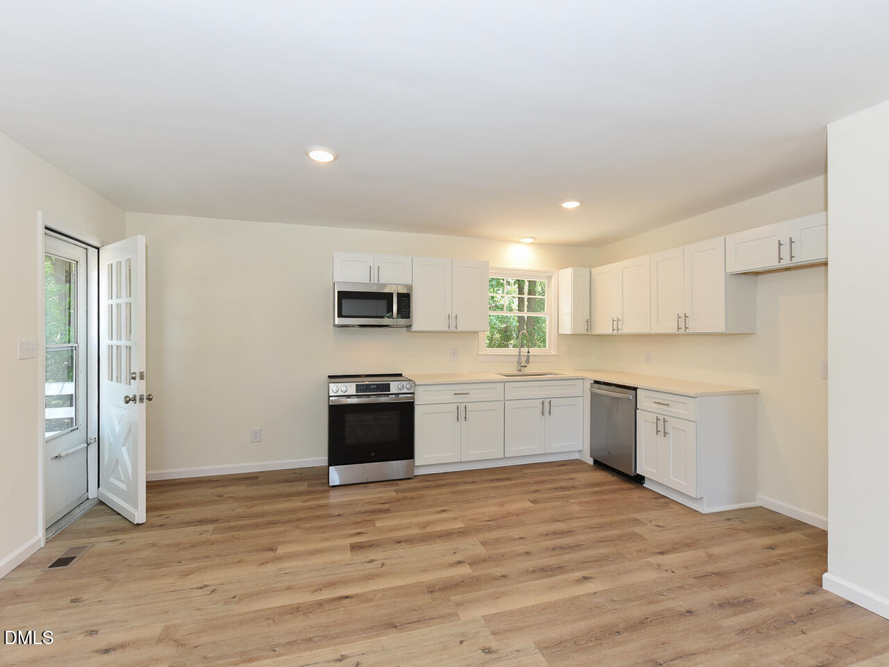 939 Cheves Road Property Photo 6