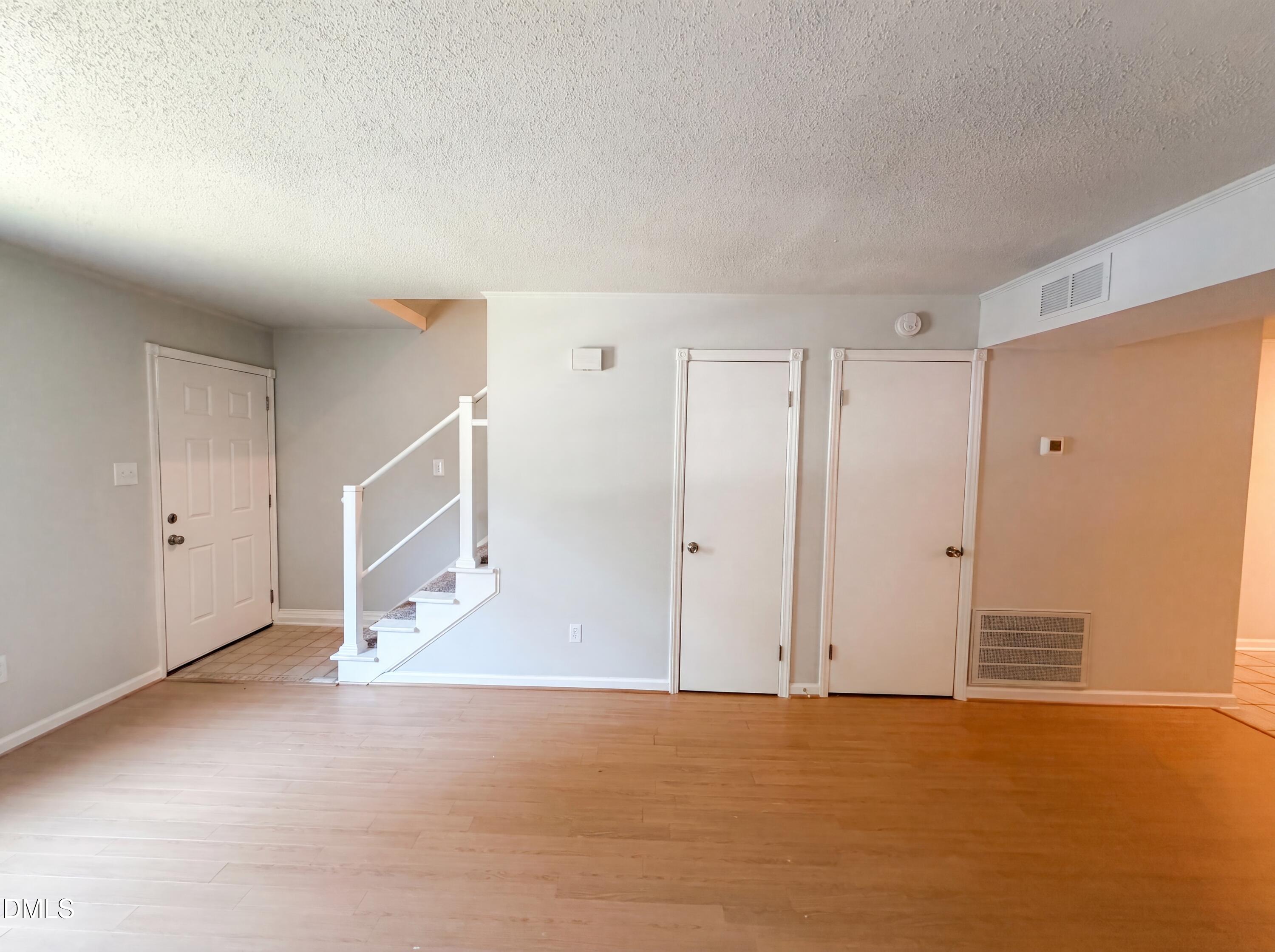 1041 Nottingham Court Property Photo 4
