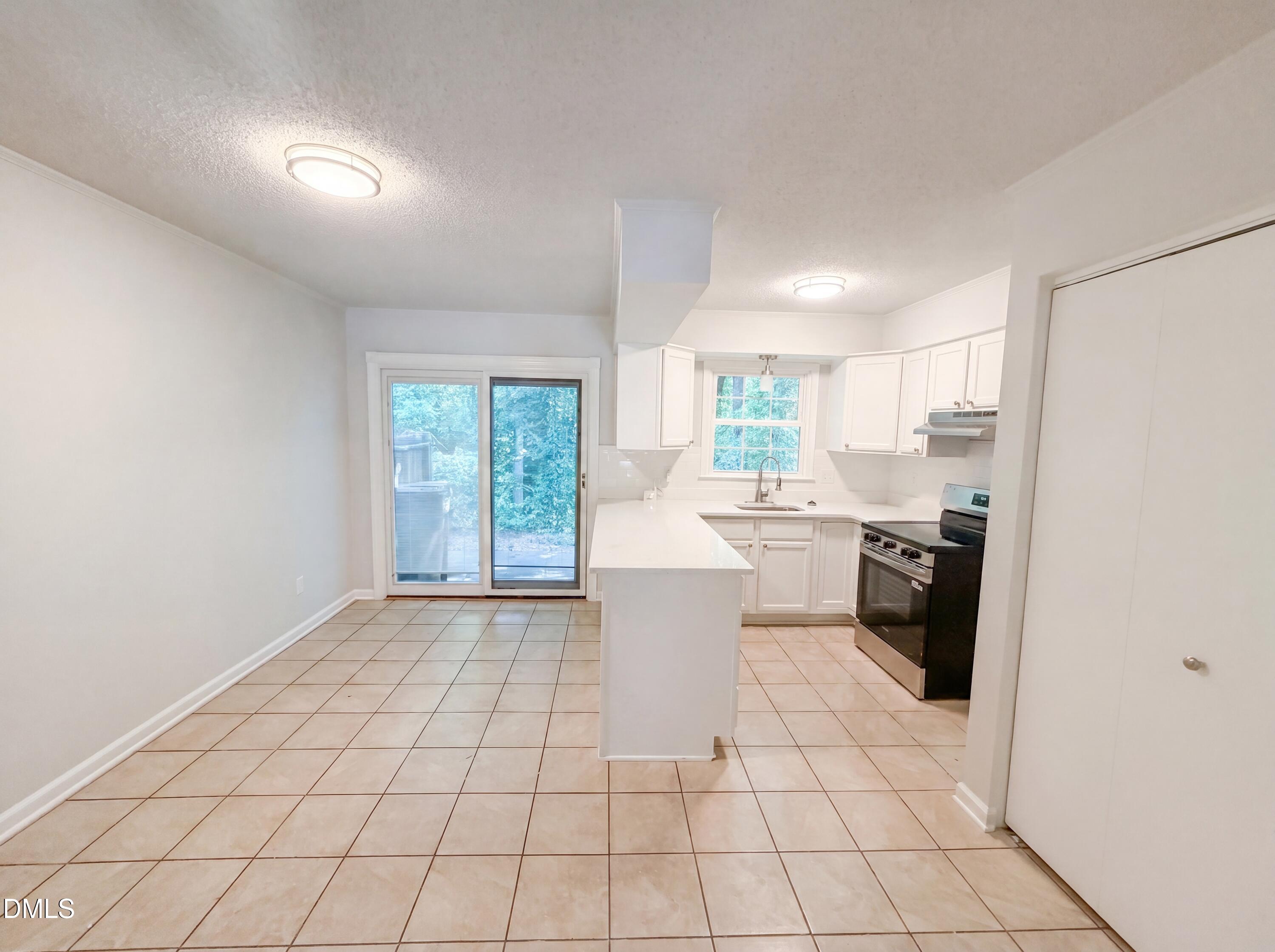 1041 Nottingham Court Property Photo 5