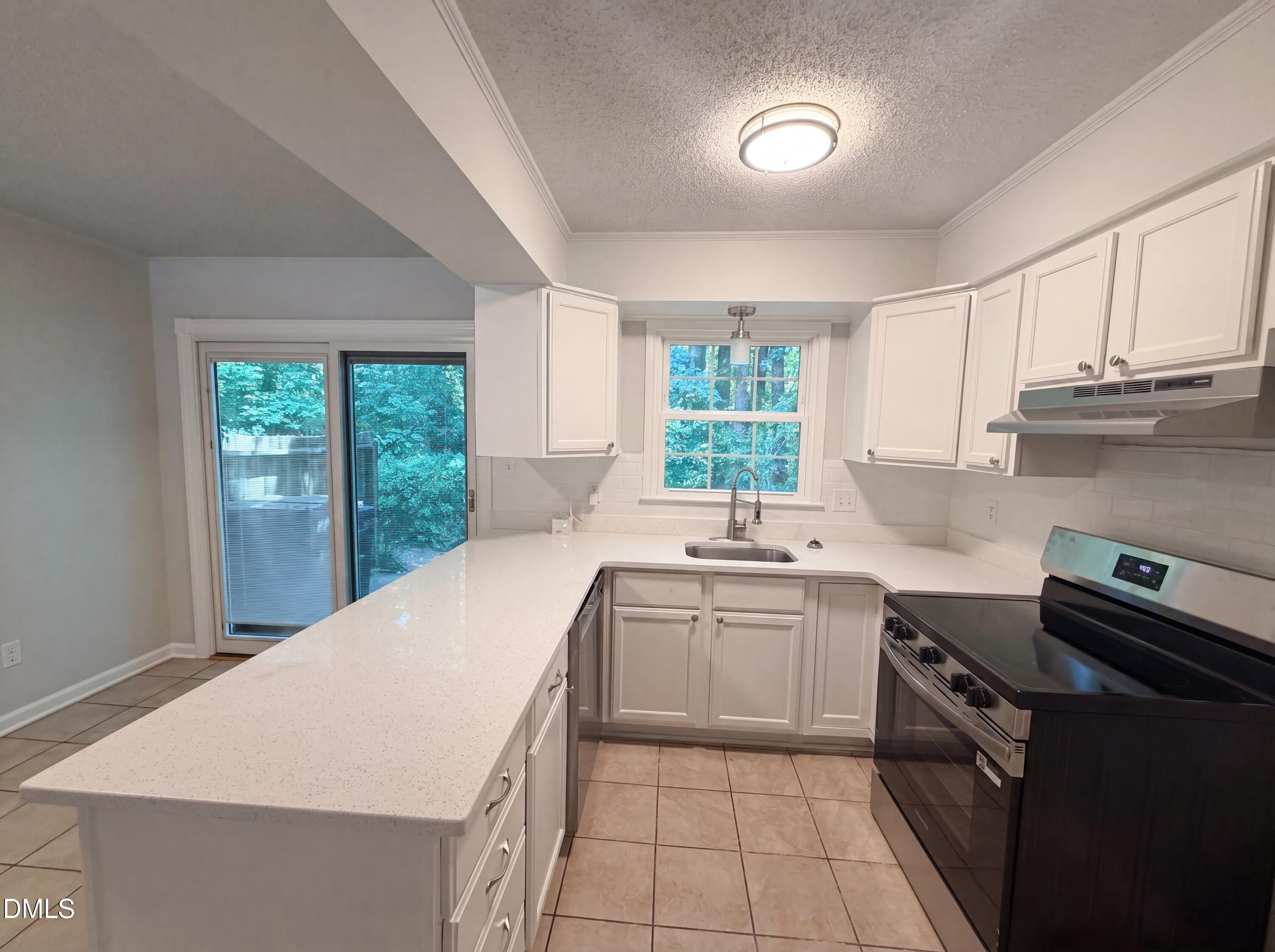 1041 Nottingham Court Property Photo 6