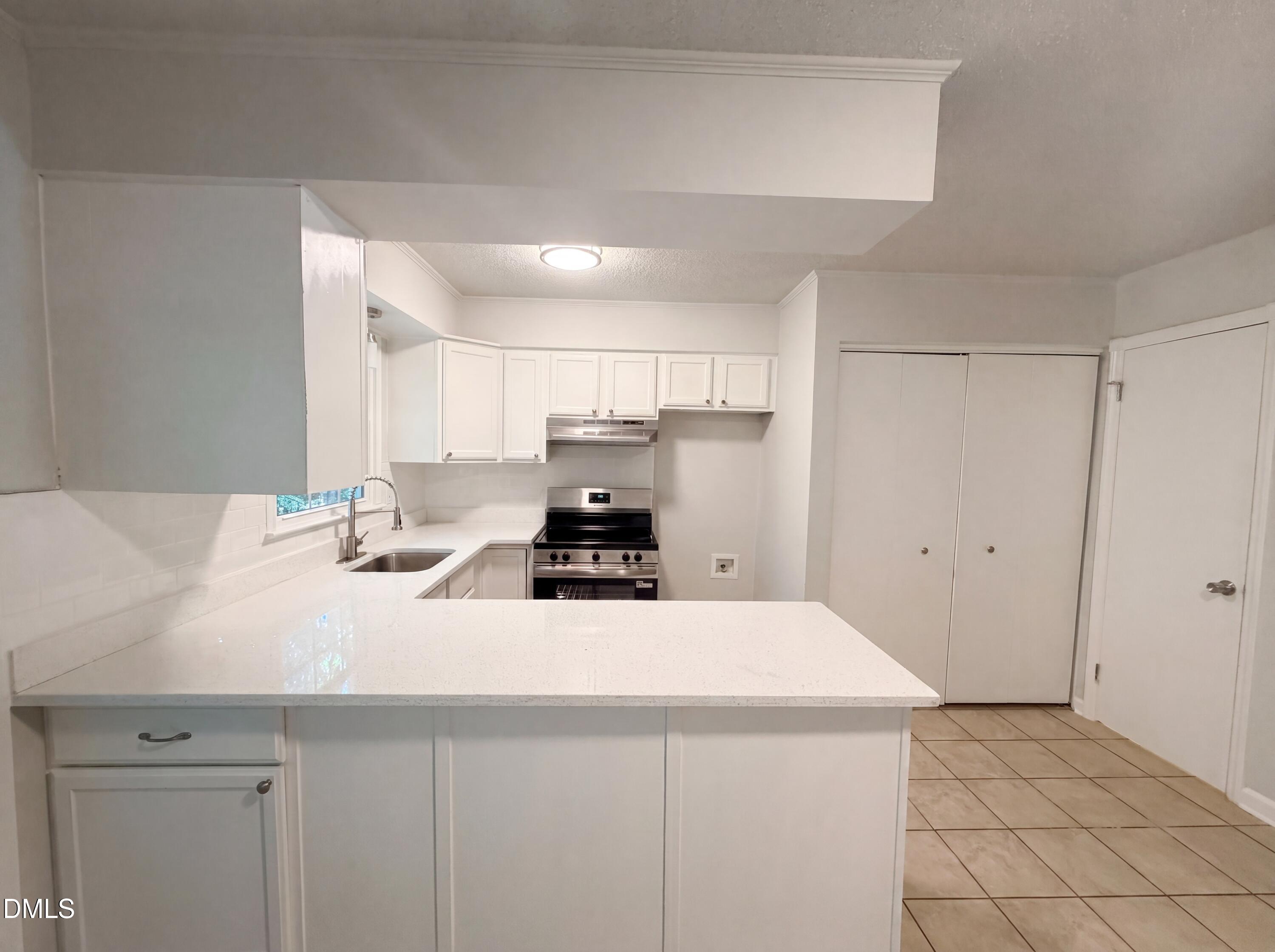 1041 Nottingham Court Property Photo 7