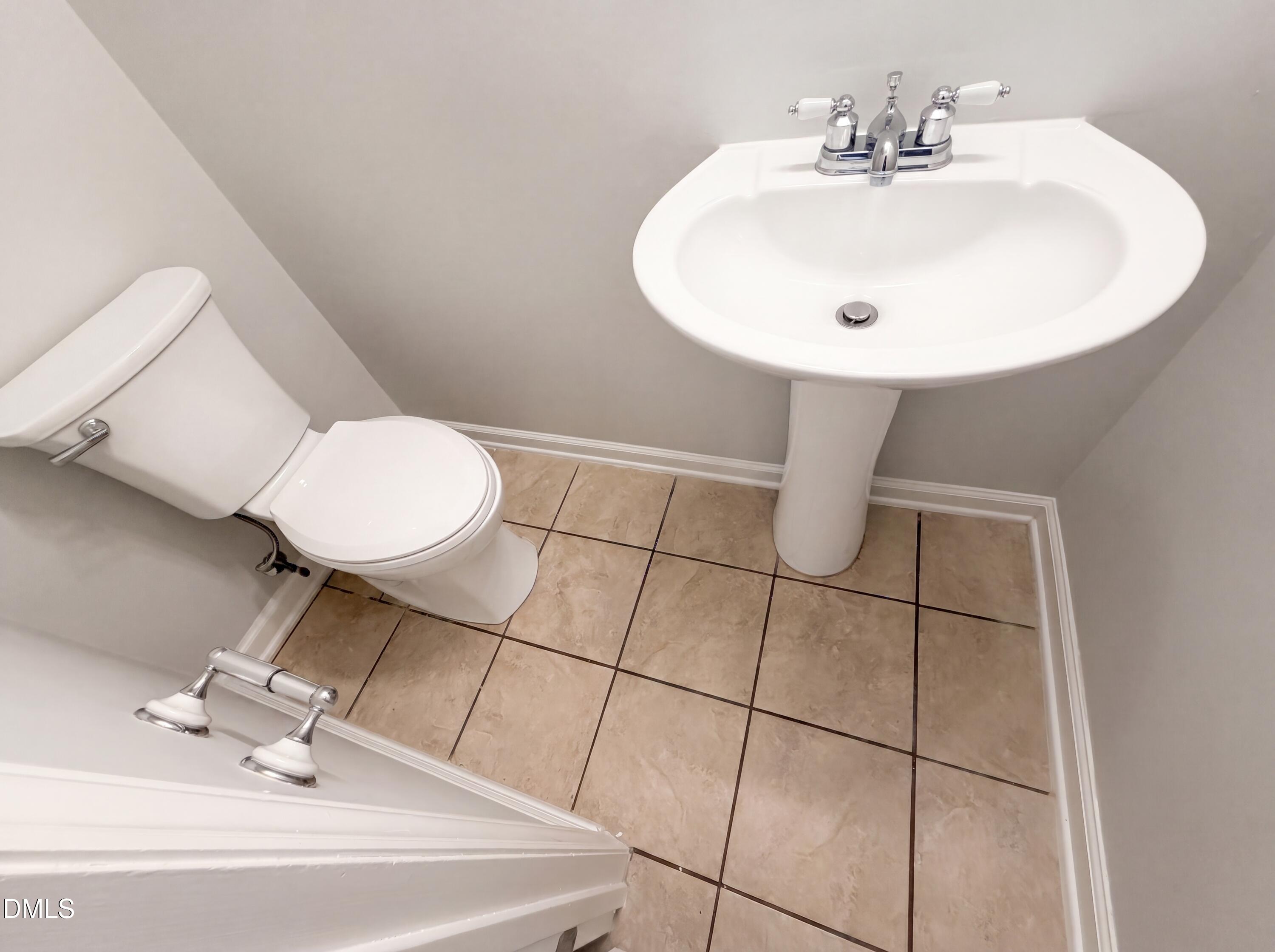 1041 Nottingham Court Property Photo 11
