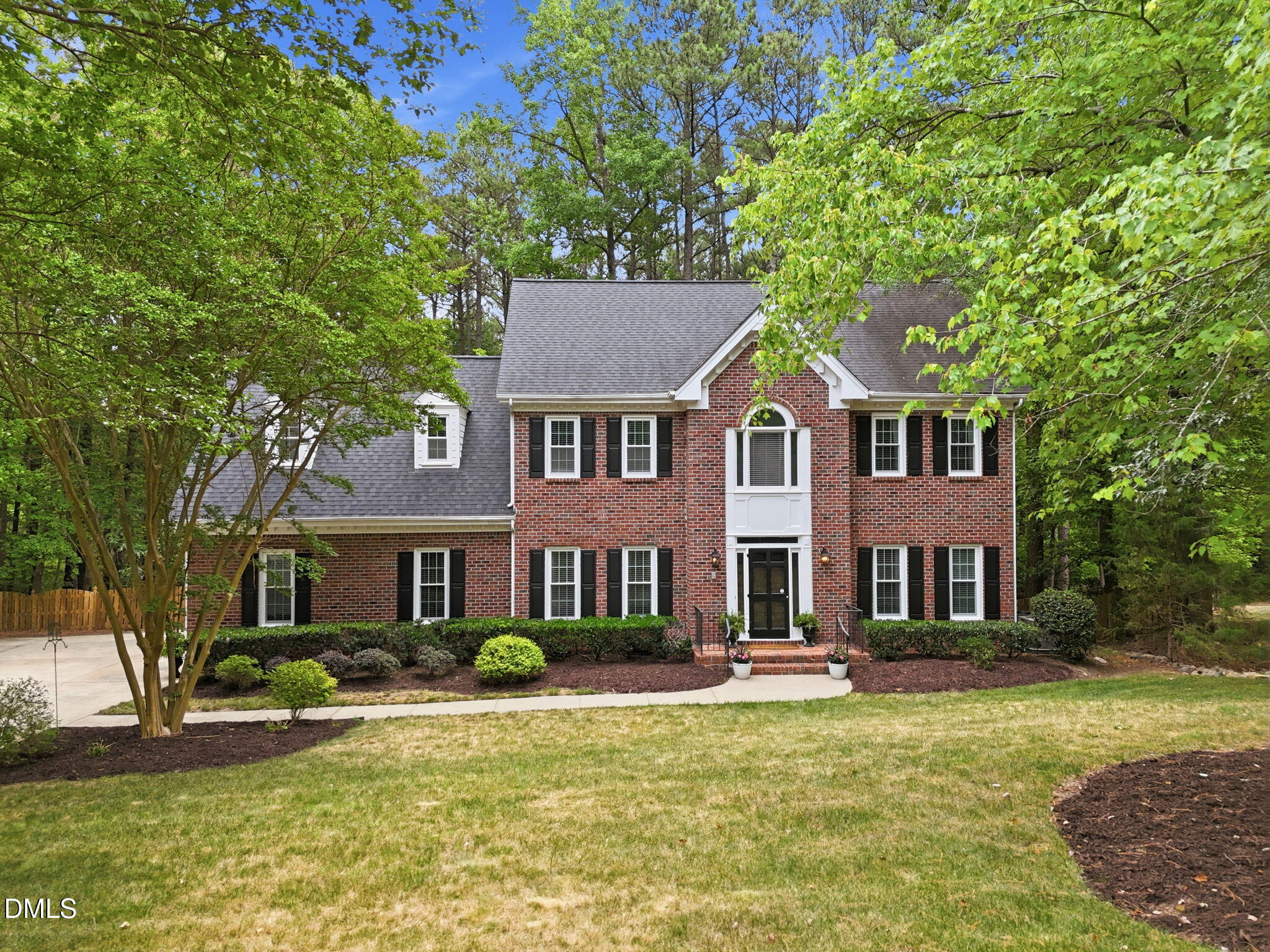 424 Grosvenor Drive Property Photo 1