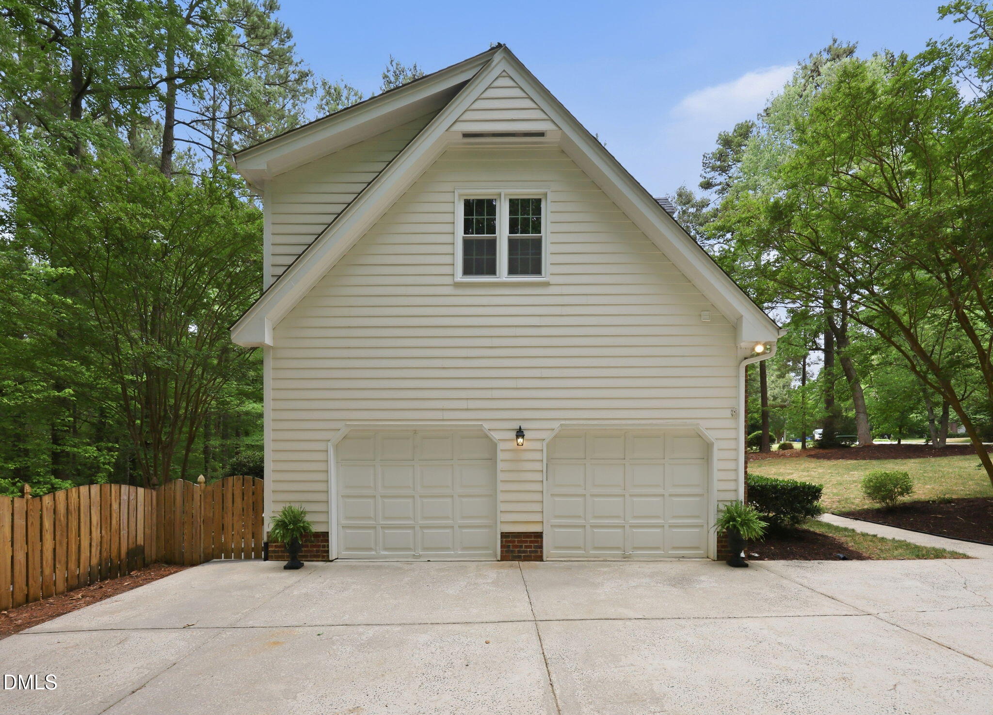 424 Grosvenor Drive Property Photo 3