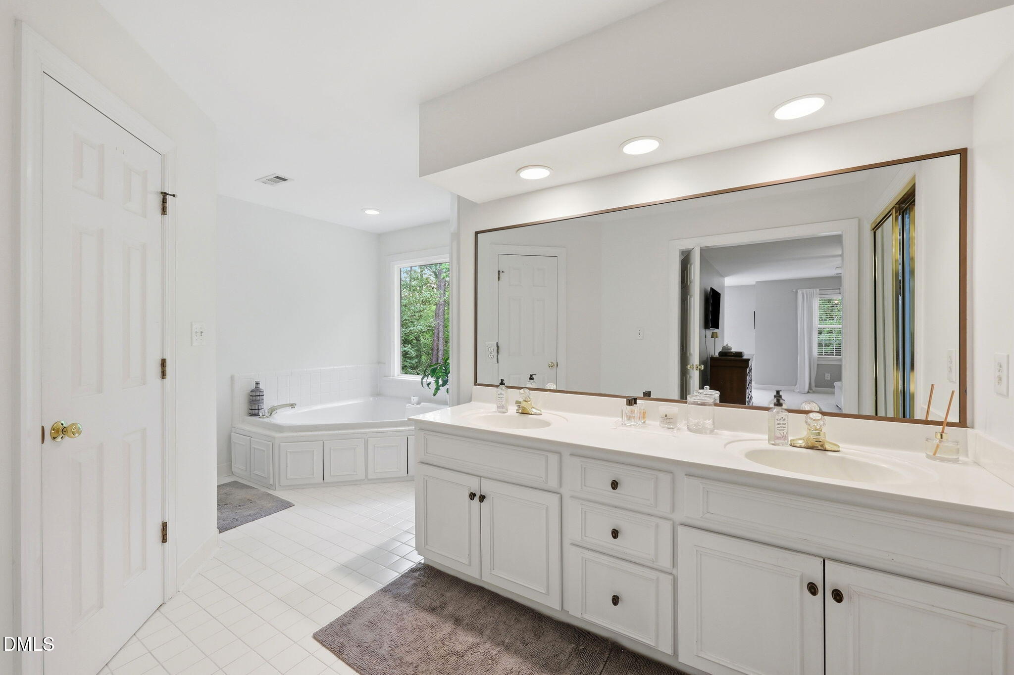 424 Grosvenor Drive Property Photo 17