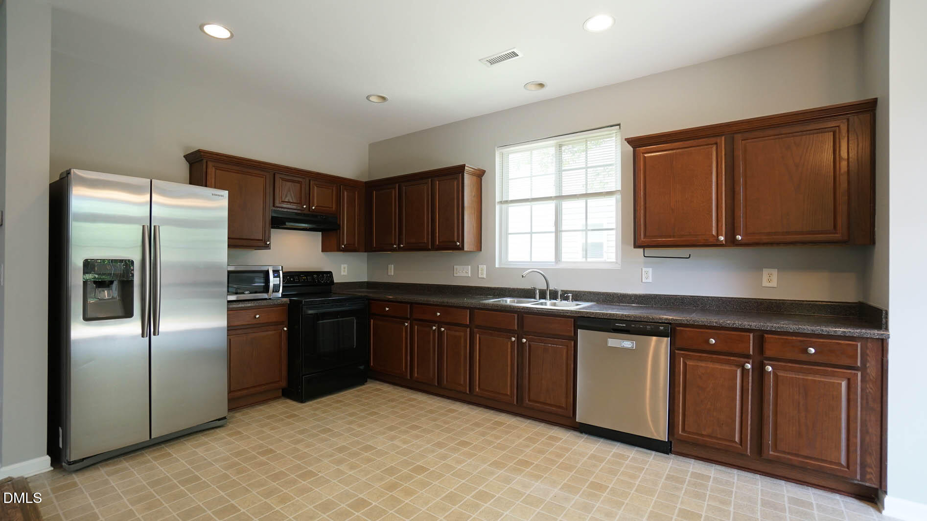 140 Bellfare Drive Property Photo 5