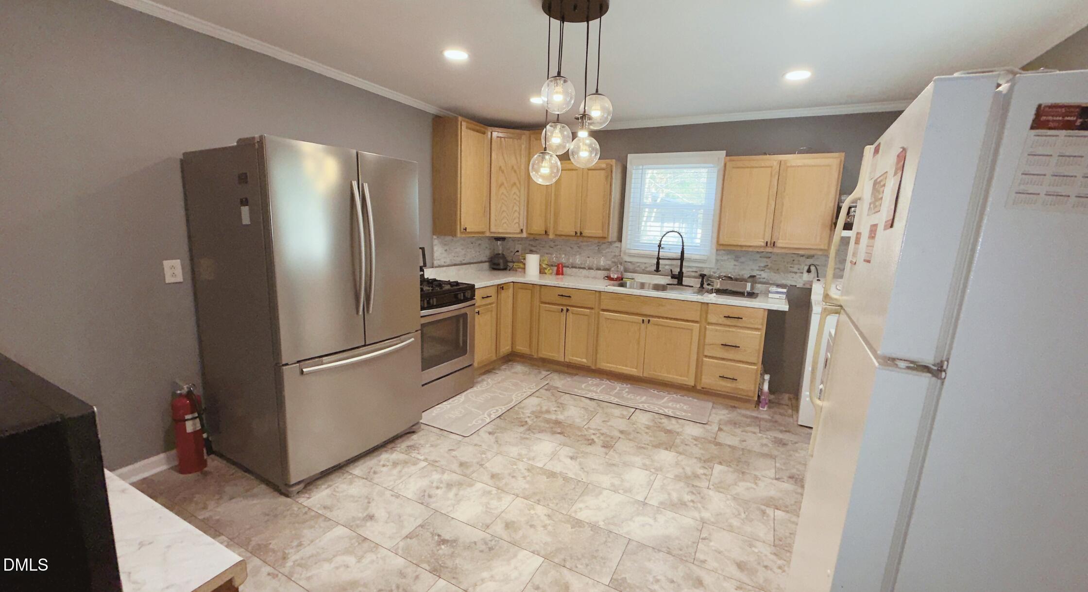 428 Walton Street Property Photo 4