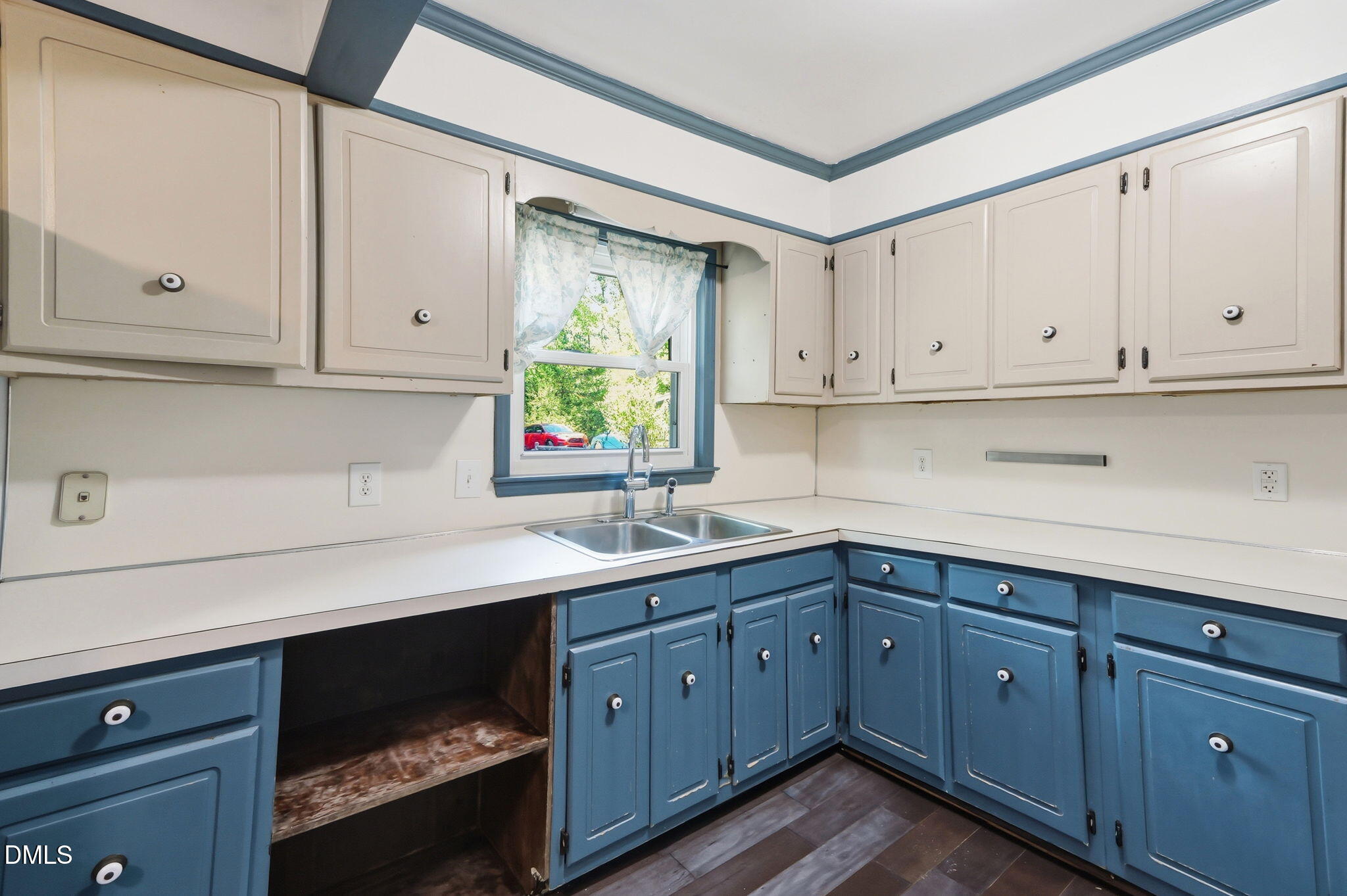 1911 Watson Road Property Photo 7