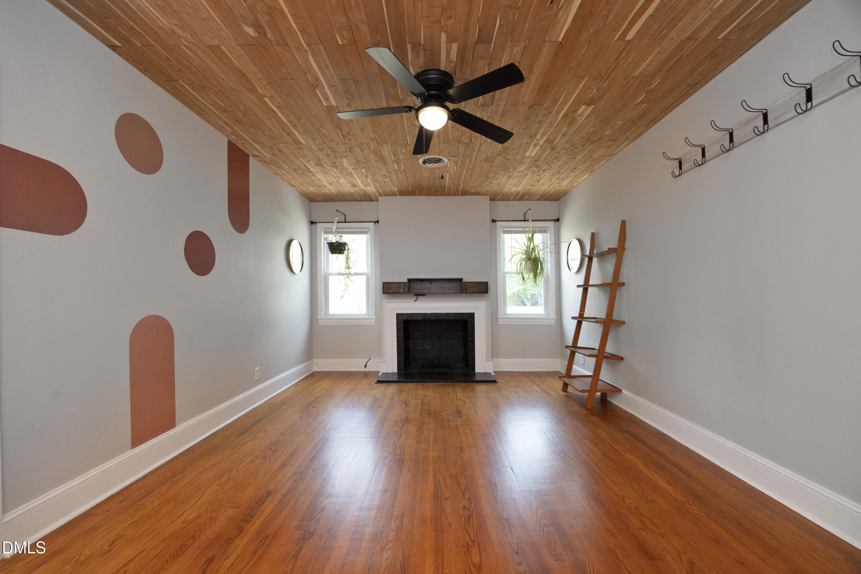 907 S 2nd Street Property Photo 2